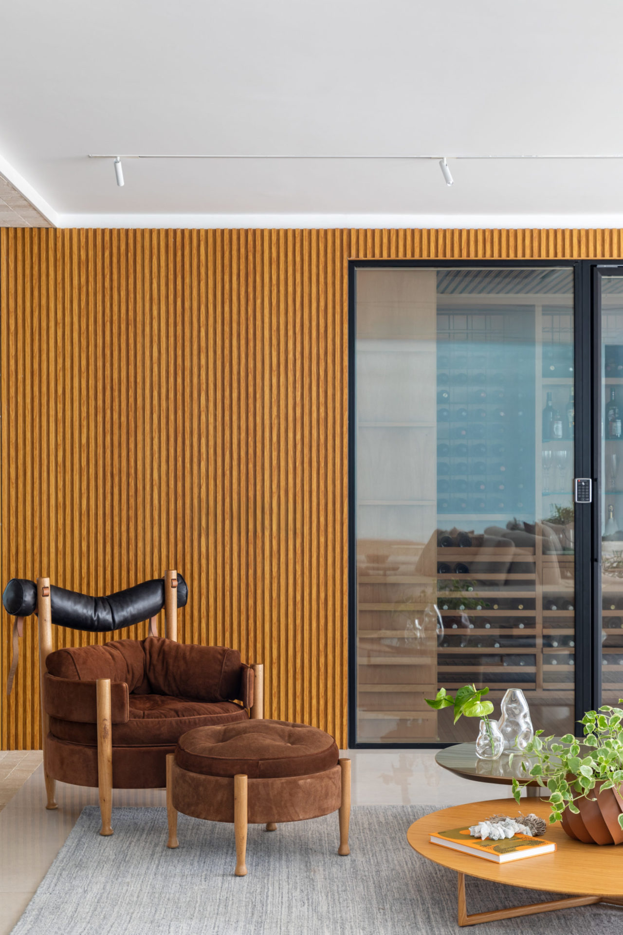 na foto poltrona Vivi, de Sergio Rodrigues, ao lado da adega