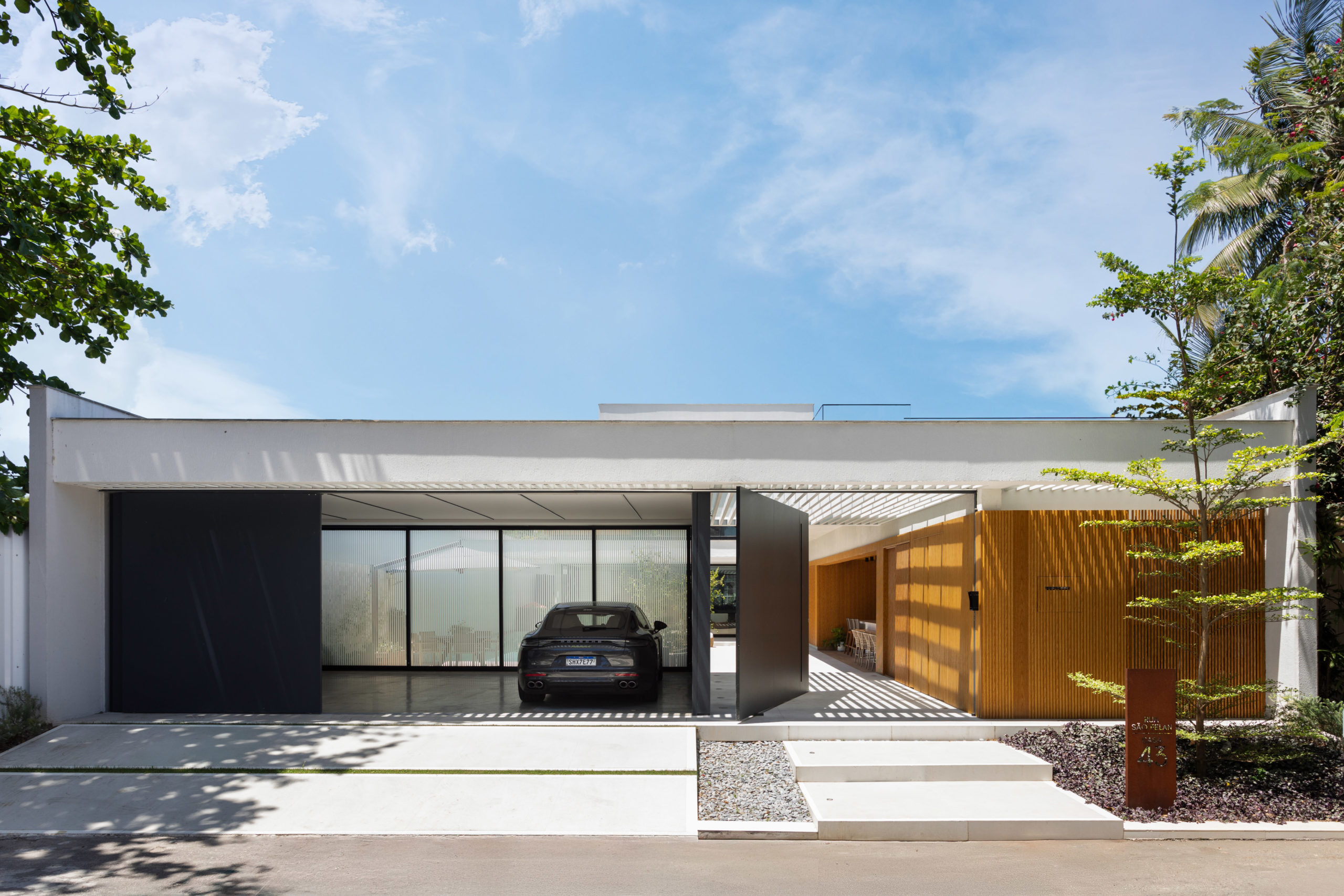 na foto fachada de casa na praia da barra da tijuca