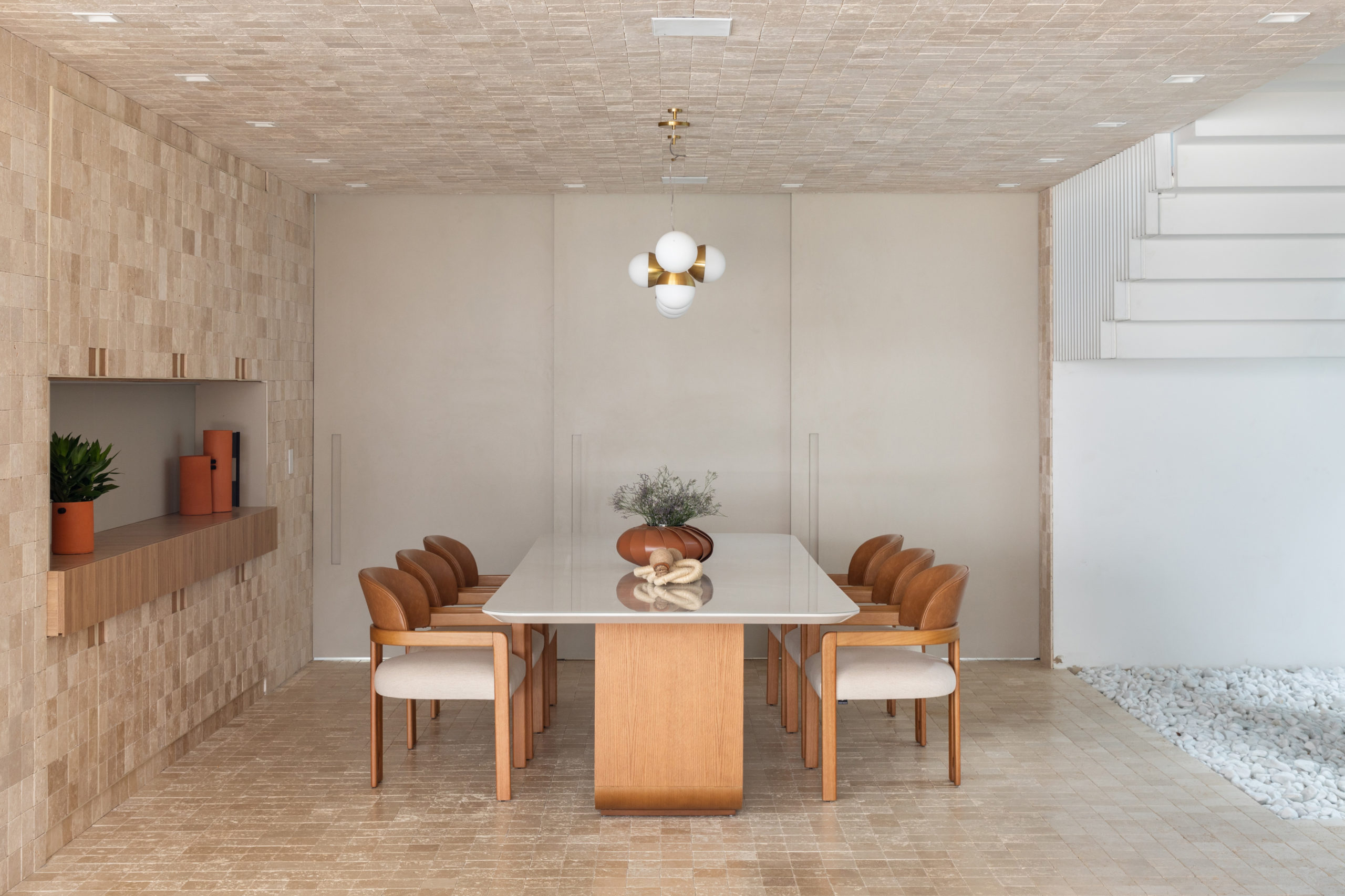 na foto sala de jantar com mesa par seis pessoas