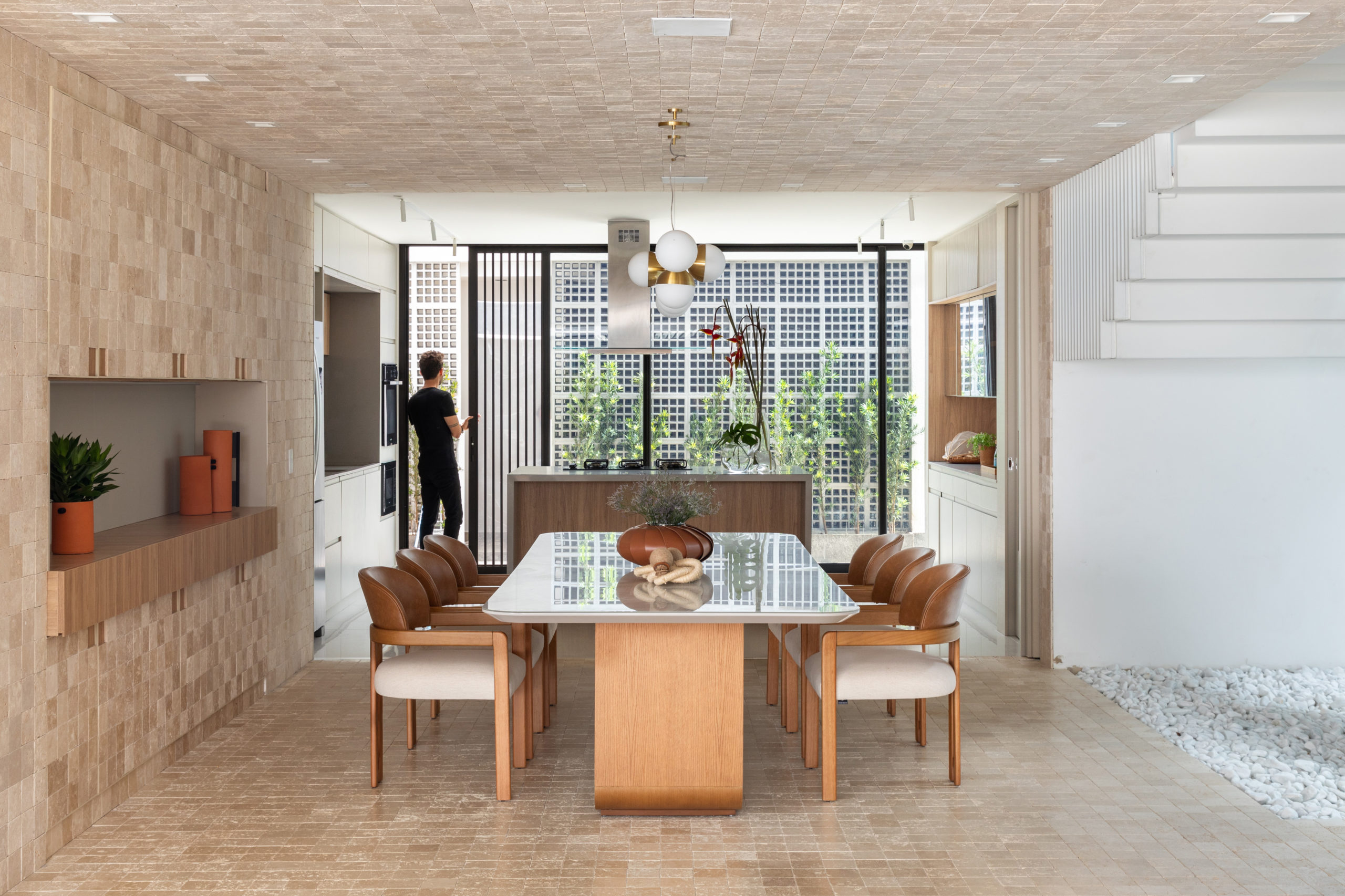 sala de jantar com cozinha integrada e separada por uma porta