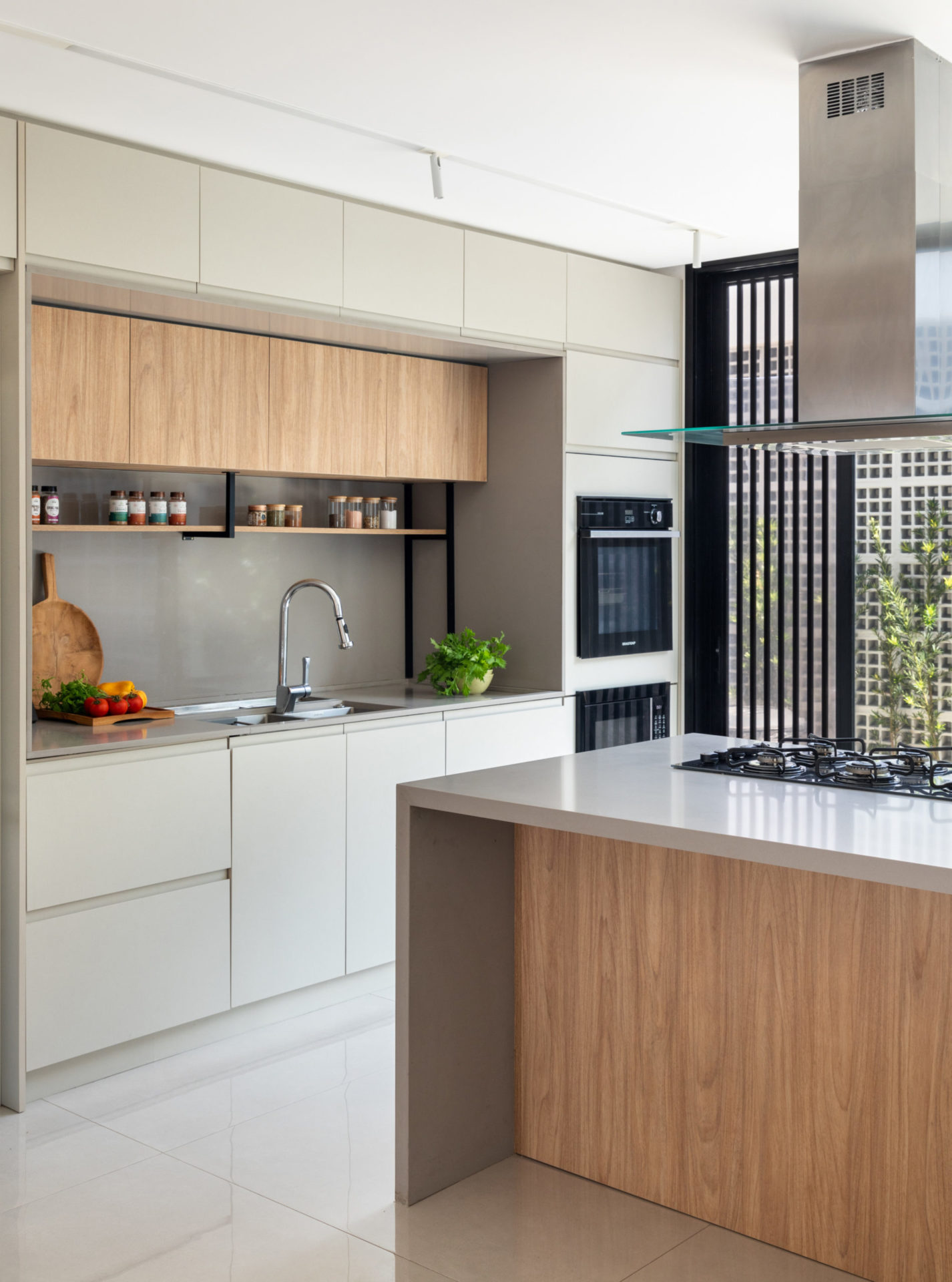 na foto cozinha com armários de madeira