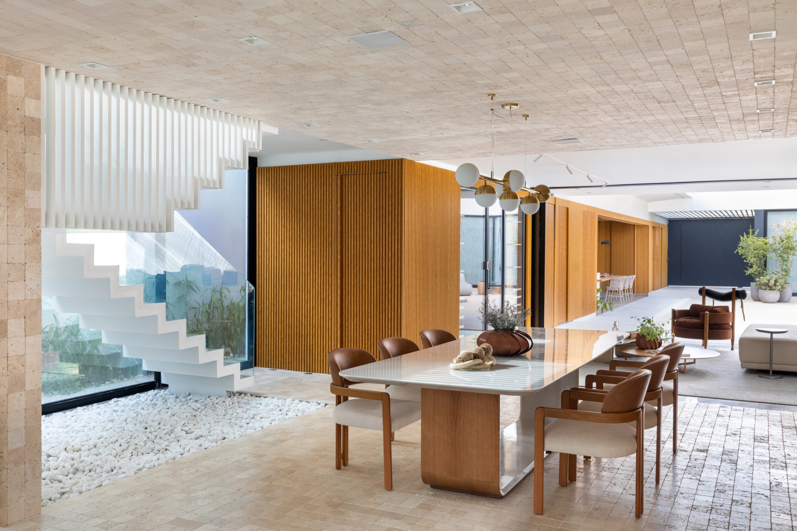 na foto sala de jantar, escada