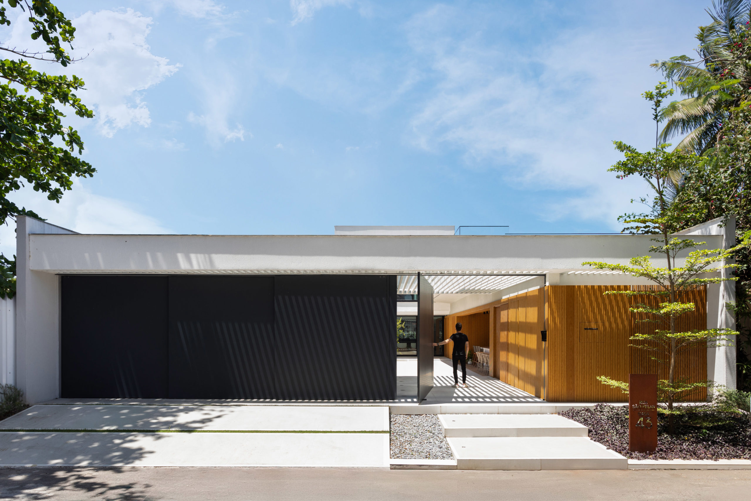 na foto fachada de casa na praia da Barra da Tijuca