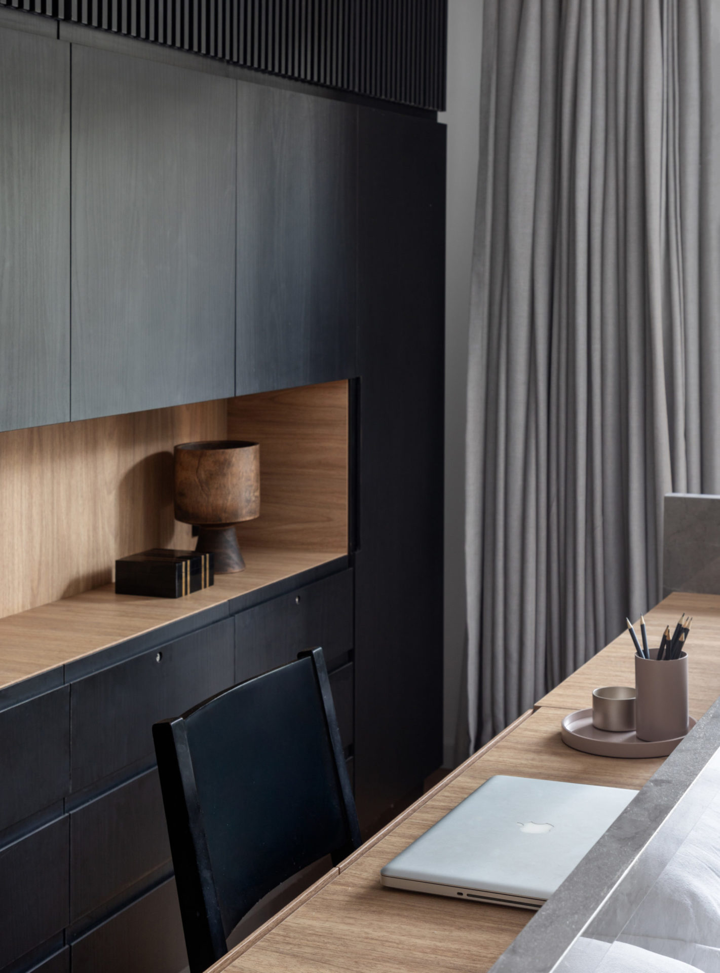 na foto escritório nas cores preta e cinza e móveis de madeira
