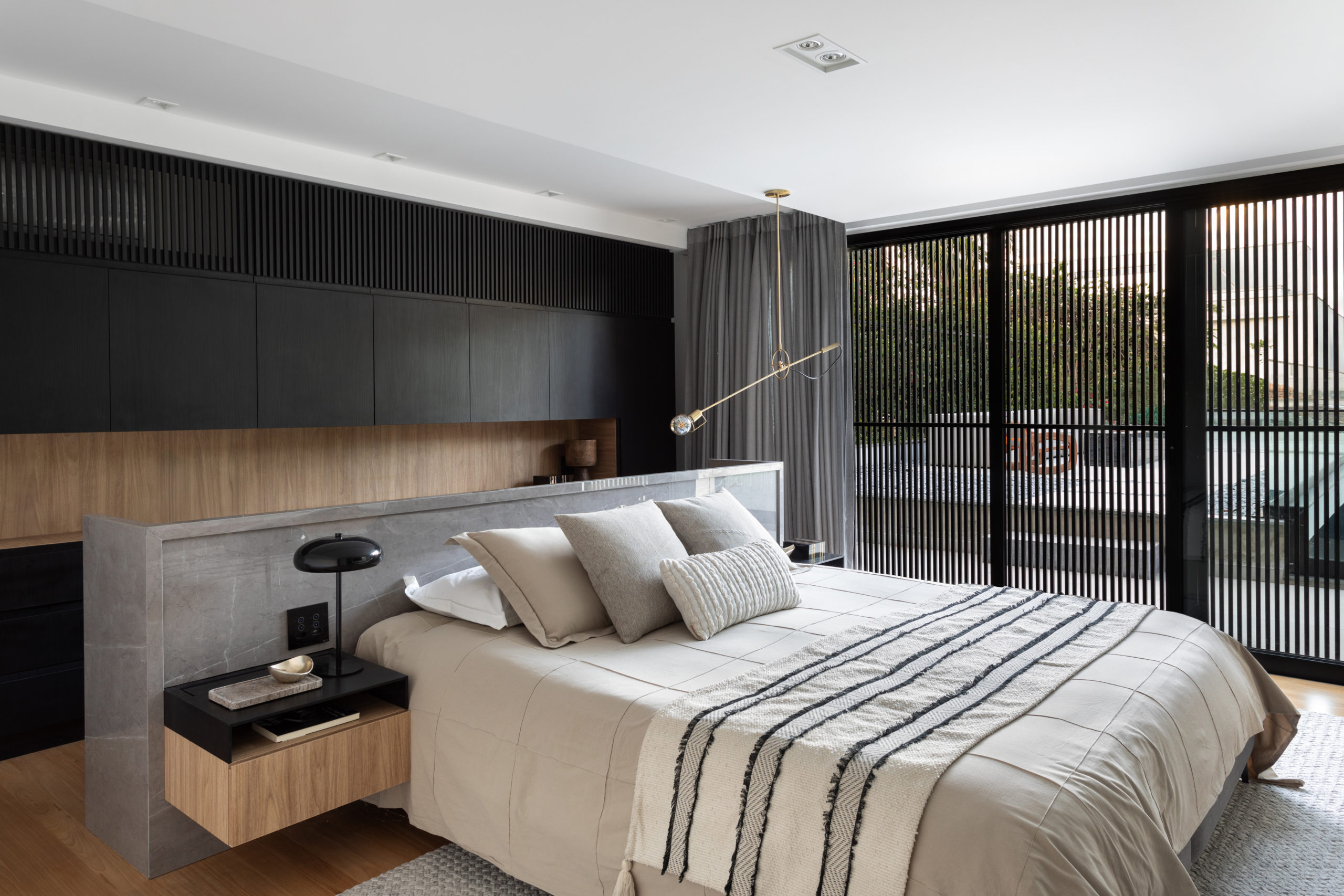 na foto quarto de casal com varanda