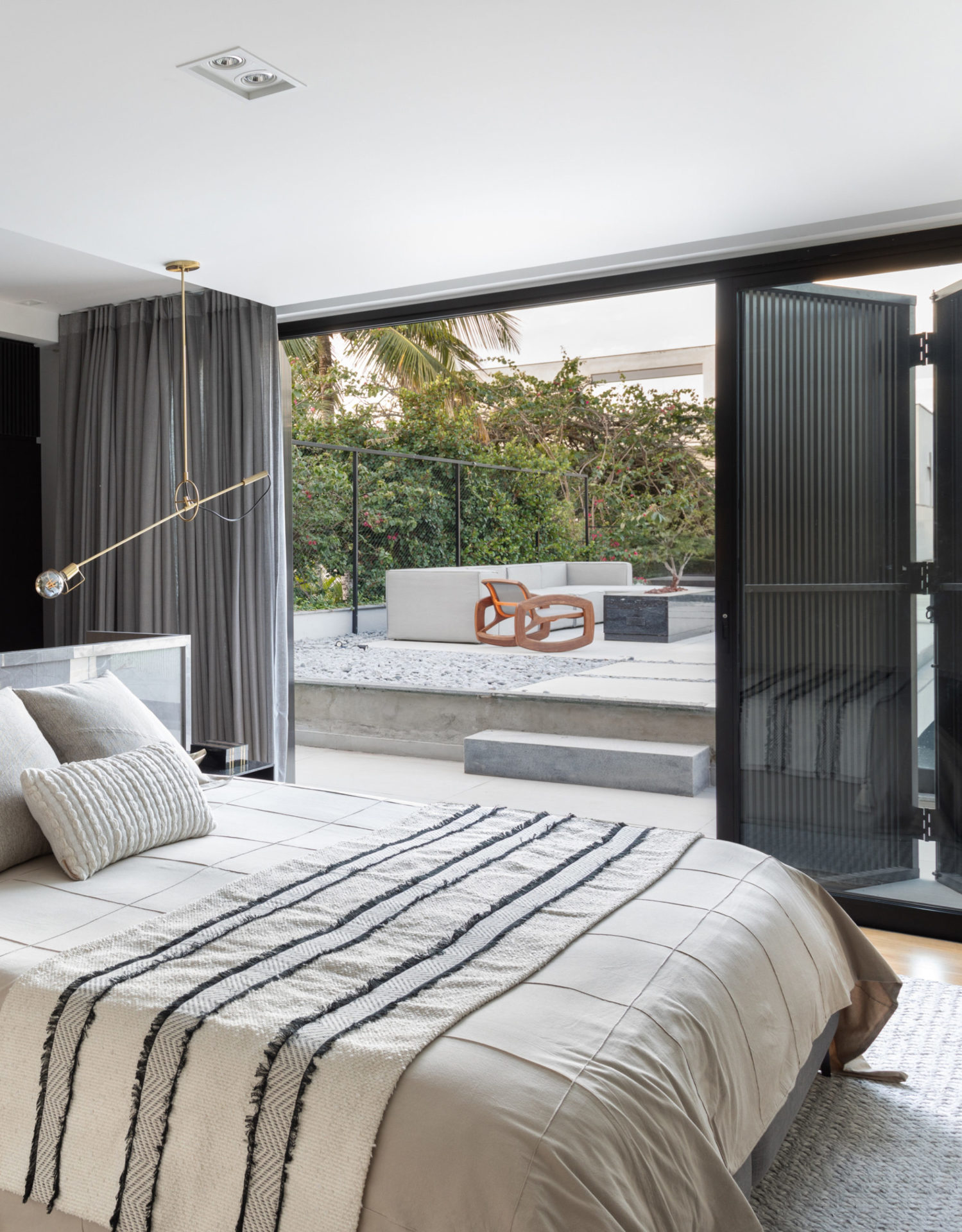 na foto quarto de casal com varanda