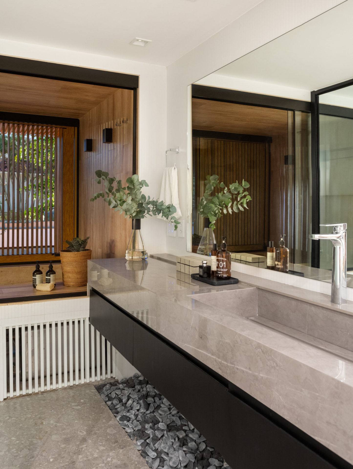 na foto banheiro de suíte de casal