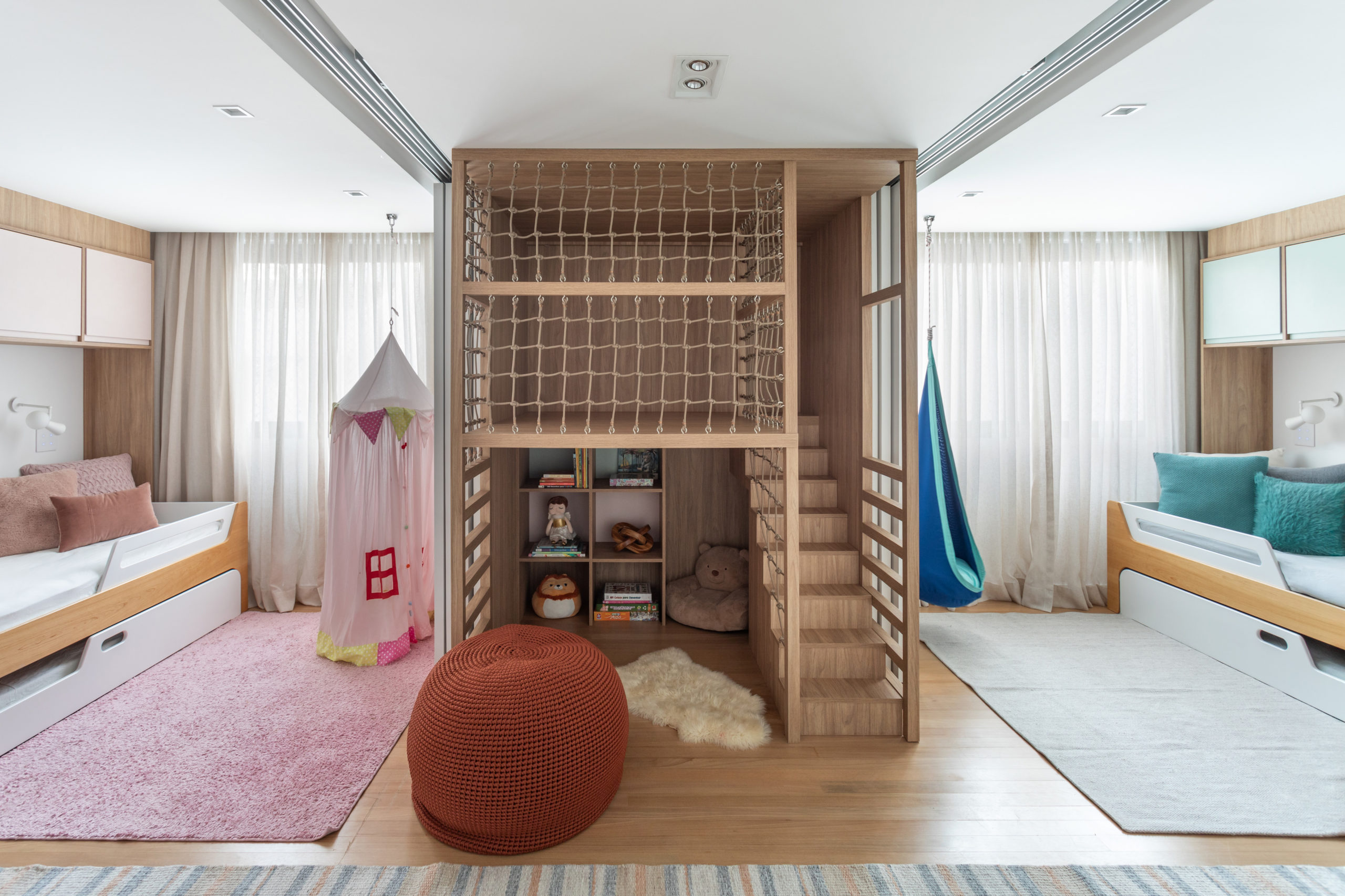 na foto quarto infantil. de um lado rosa de outro azul