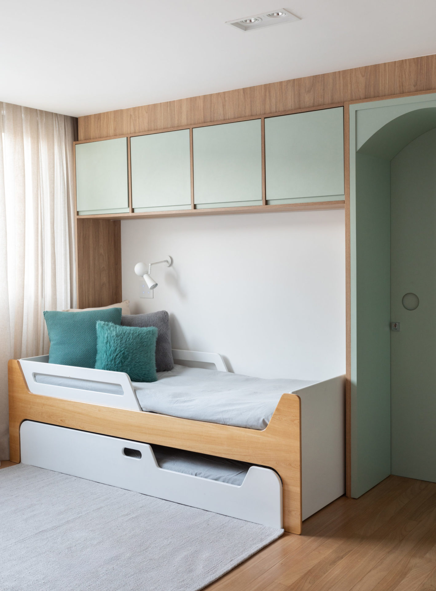 na foto quarto infantil com bicama em madeira e armário na cor azul