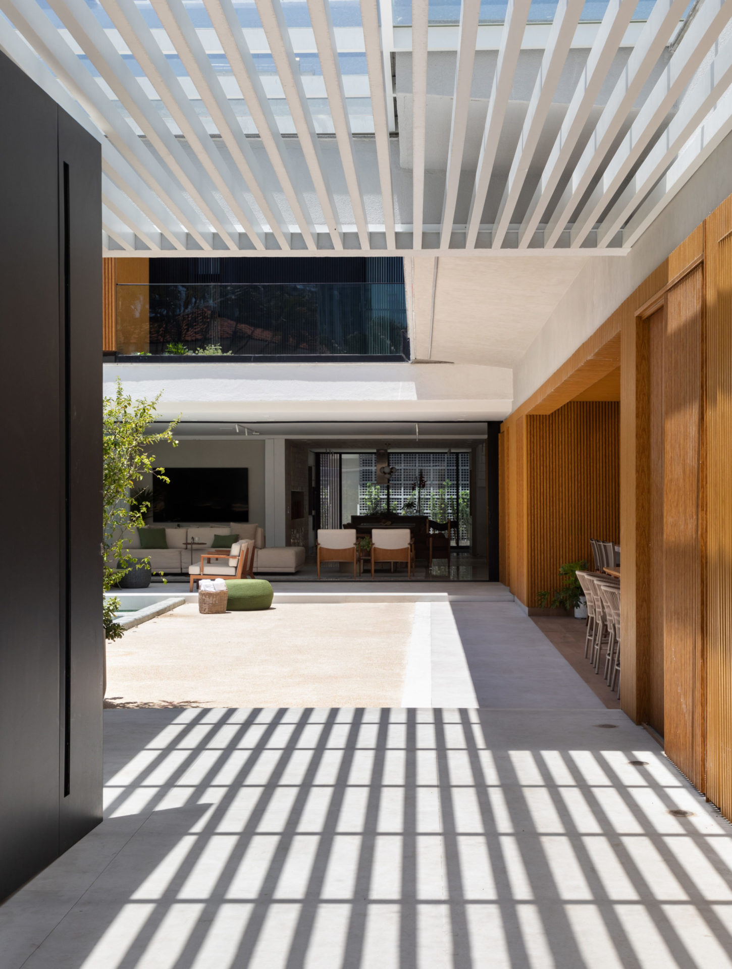 na foto entrada de casa na praia da barra da tijuca