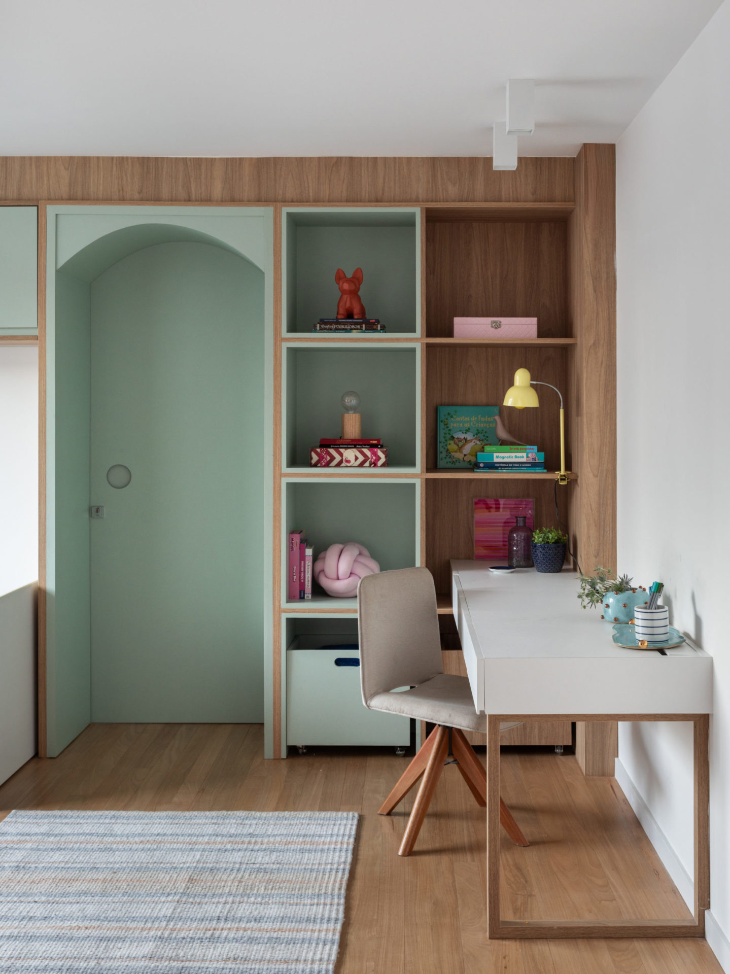 na foto quarto infantil com estante e escrivaninha