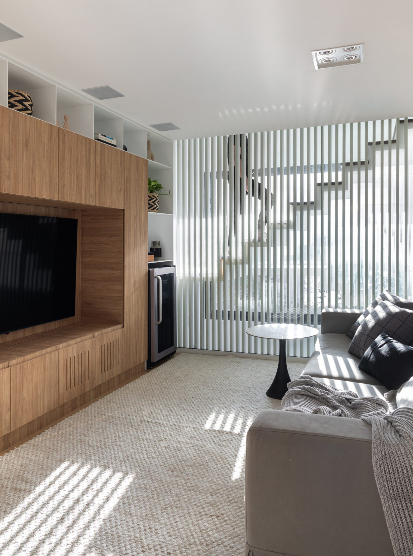 na foto sala de tv com escada para andar superior