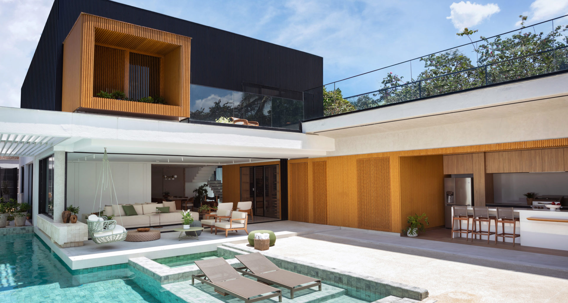 na foto área gourmet com piscina em casa na praia