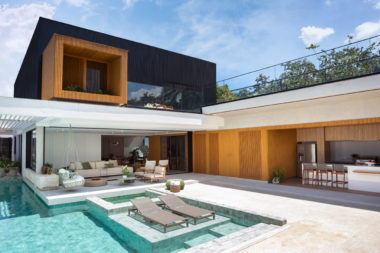 na foto área gourmet com piscina em casa na praia