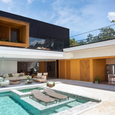 na foto área gourmet com piscina em casa na praia