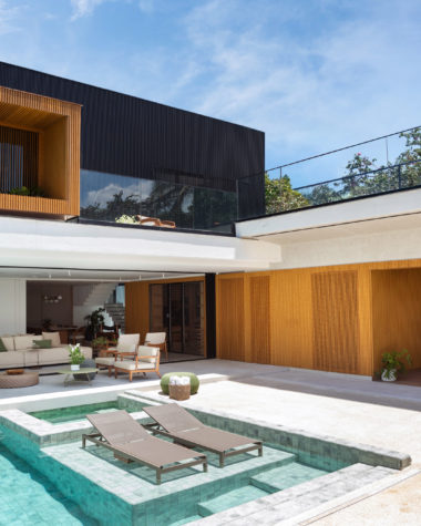 na foto área gourmet com piscina em casa na praia