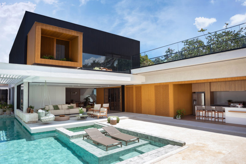 na foto área gourmet com piscina em casa na praia