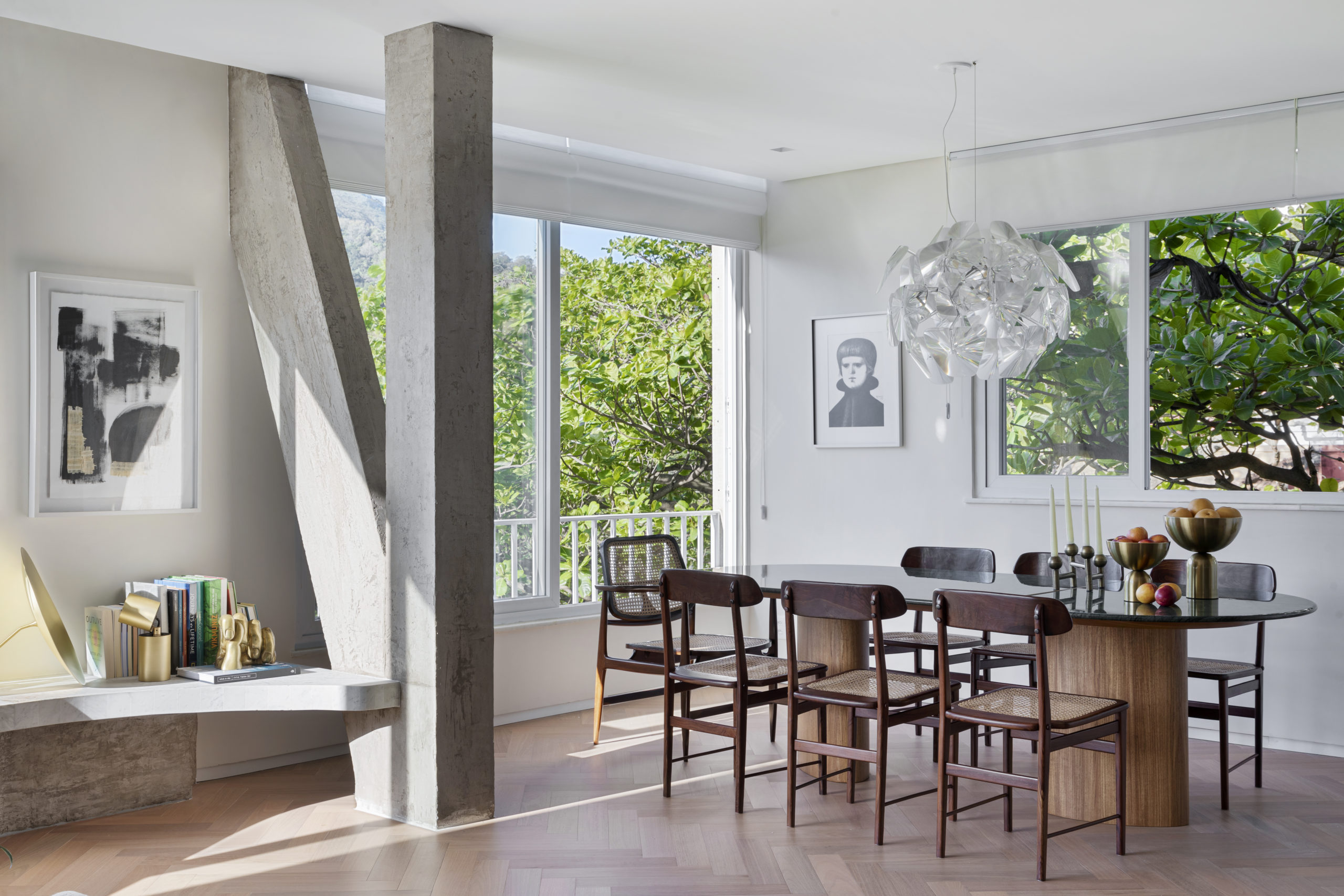 na foto mesa de jantar em uma sala com pilastras e janelas com vista para a Lagoa