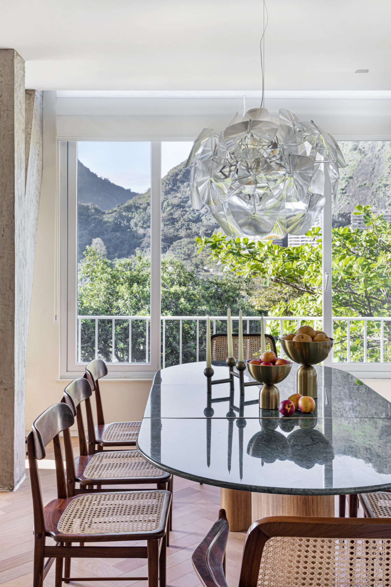 na foto mesa de jantar com vista para a Lagoa Rodrigo de Freitas