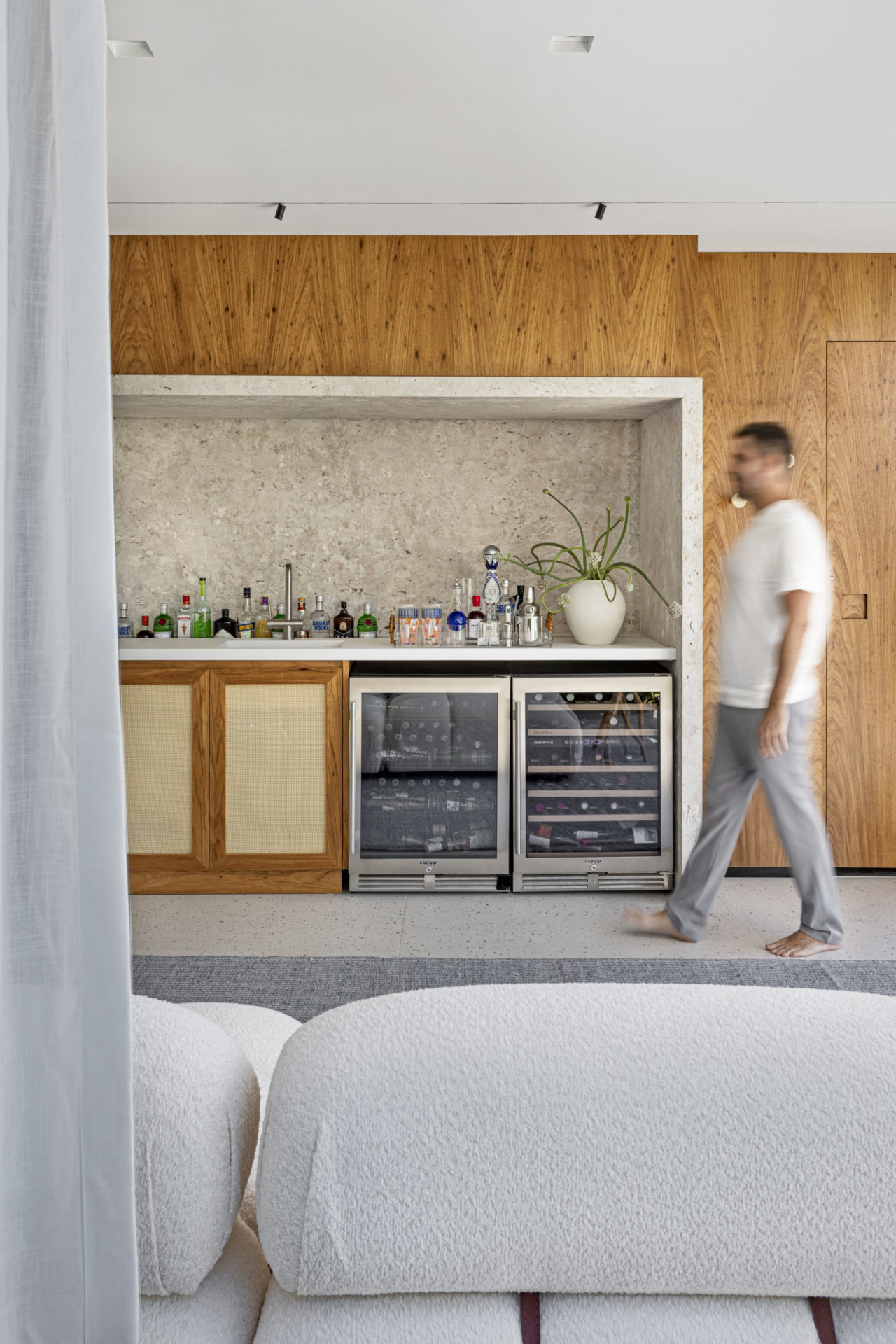 na foto sala om painel em freijó