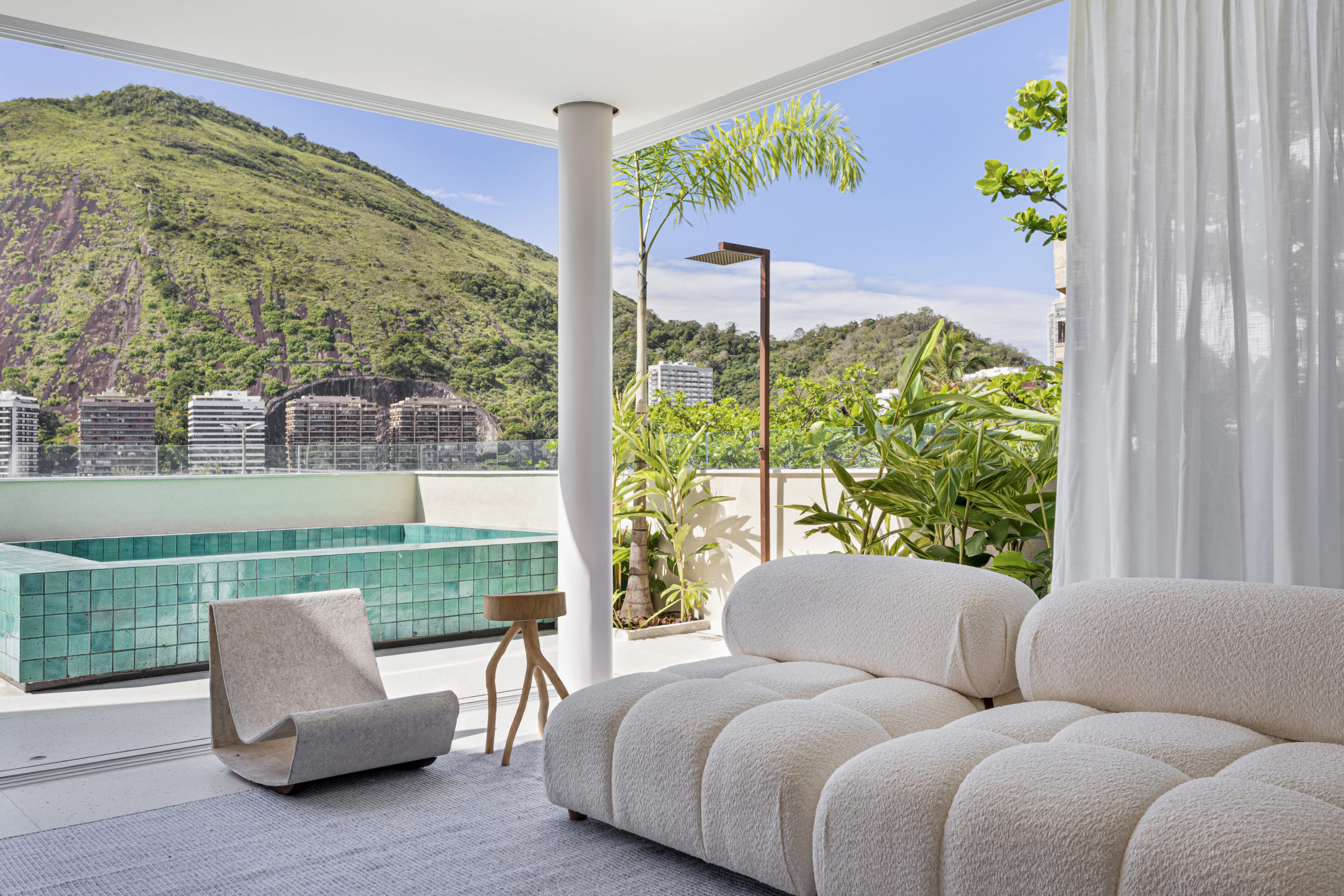 na foto área da piscina com espaço com sofá