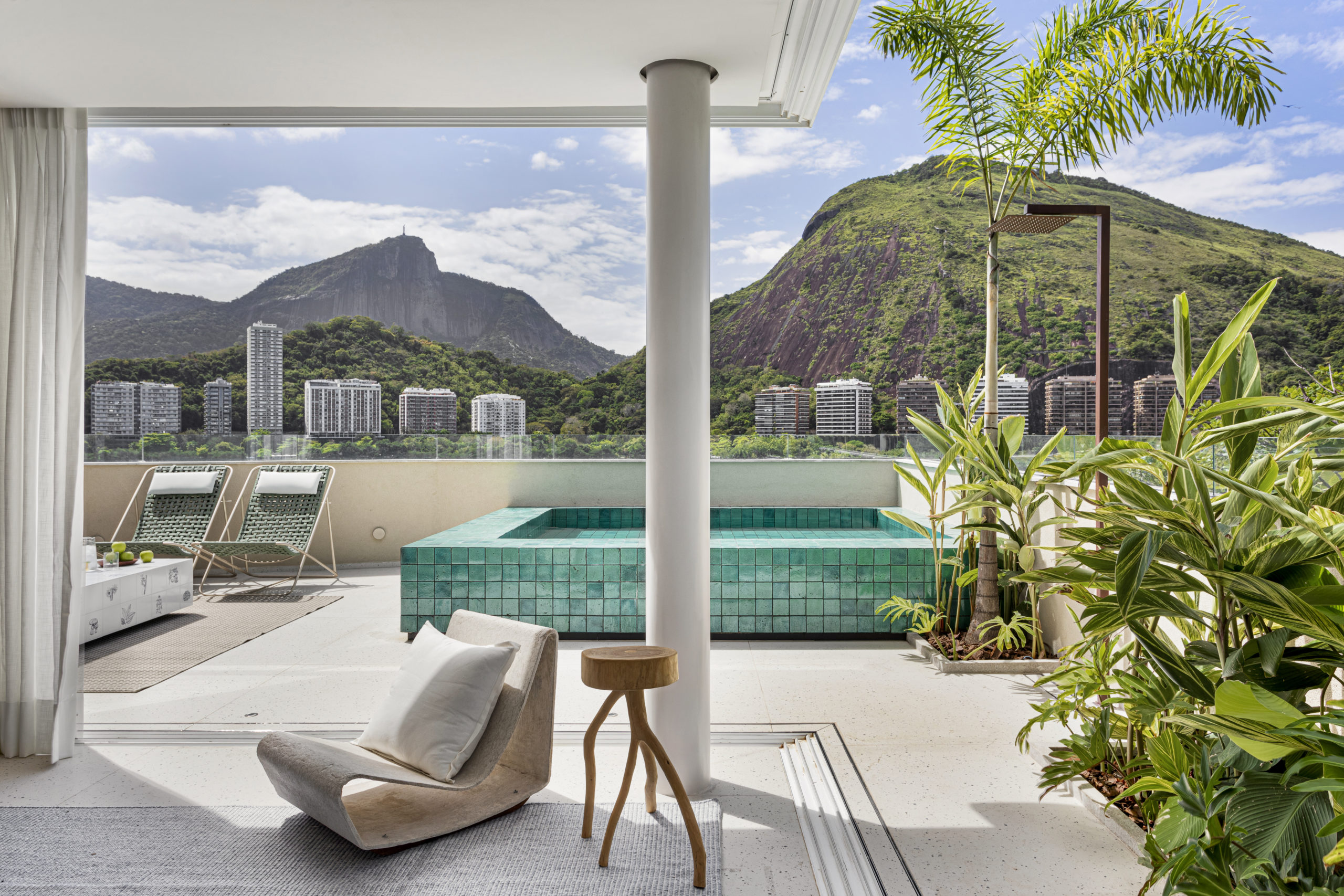 Cobertura duplex na Lagoa ganha leveza e ambientes integrados