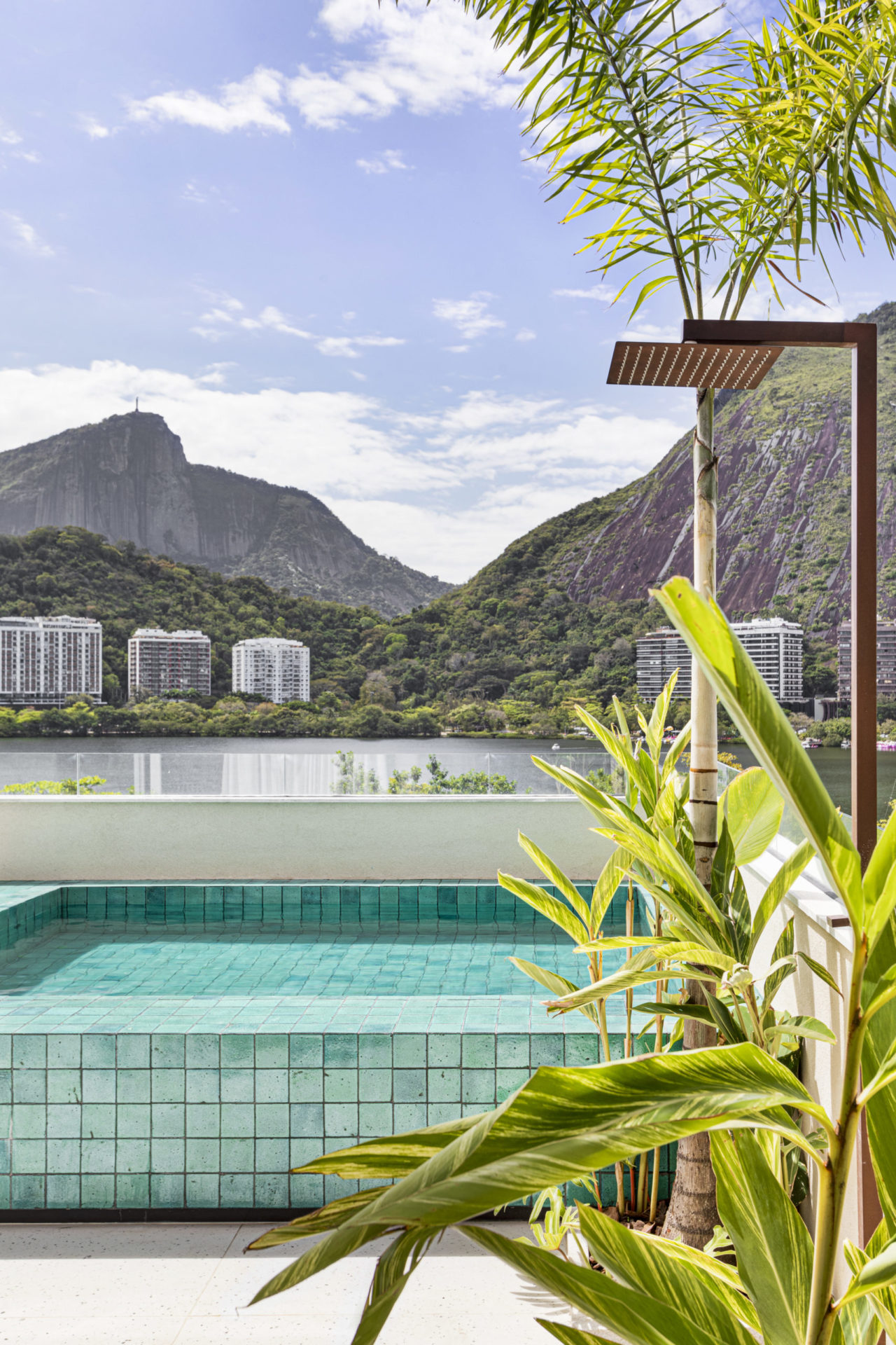 na foto piscina com chuveirão e vista pra Lagoa Rodrigo de Freitas