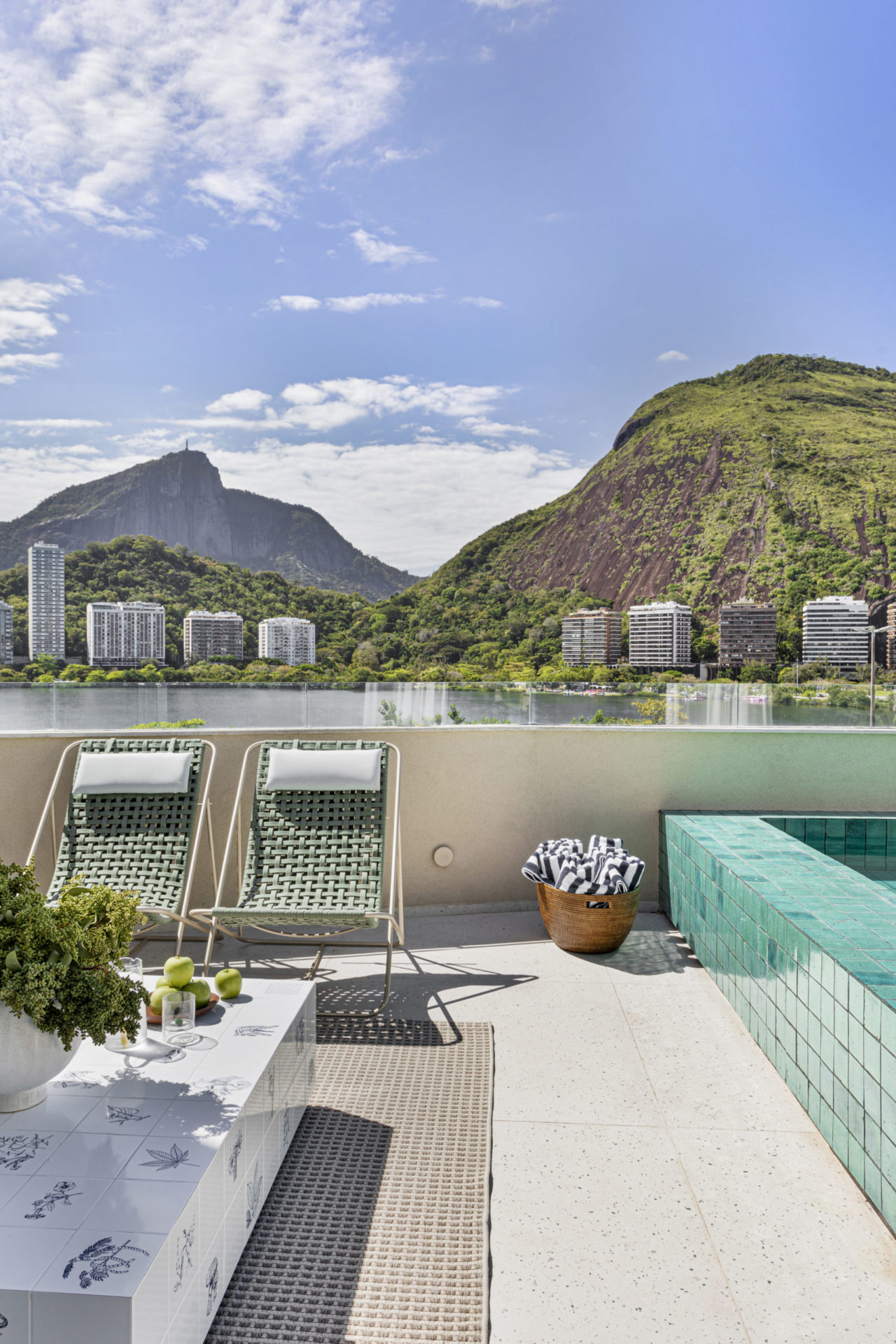 na foto cobertura com piscina e piso em granilite