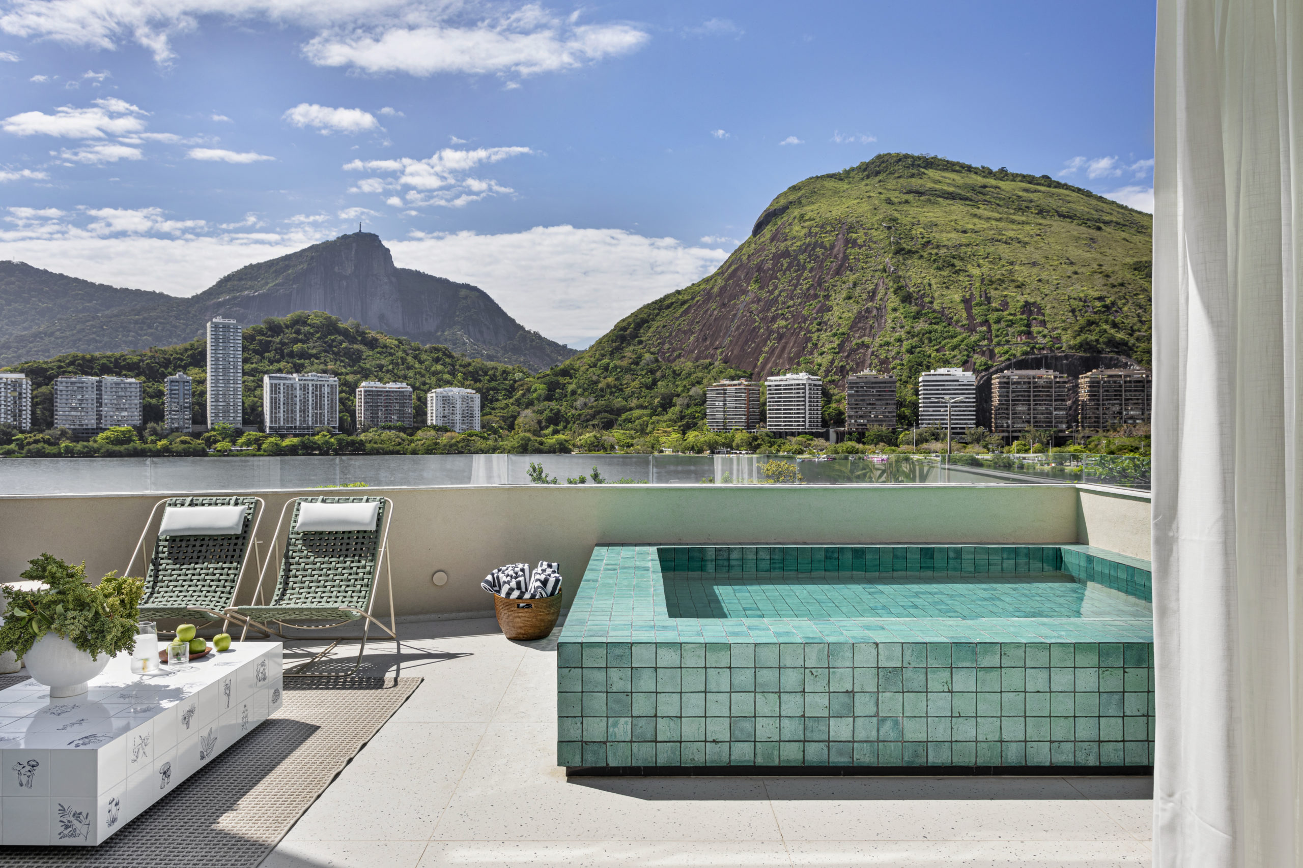 na foto cobertura duplex com piscina e vista para o cristo redentor