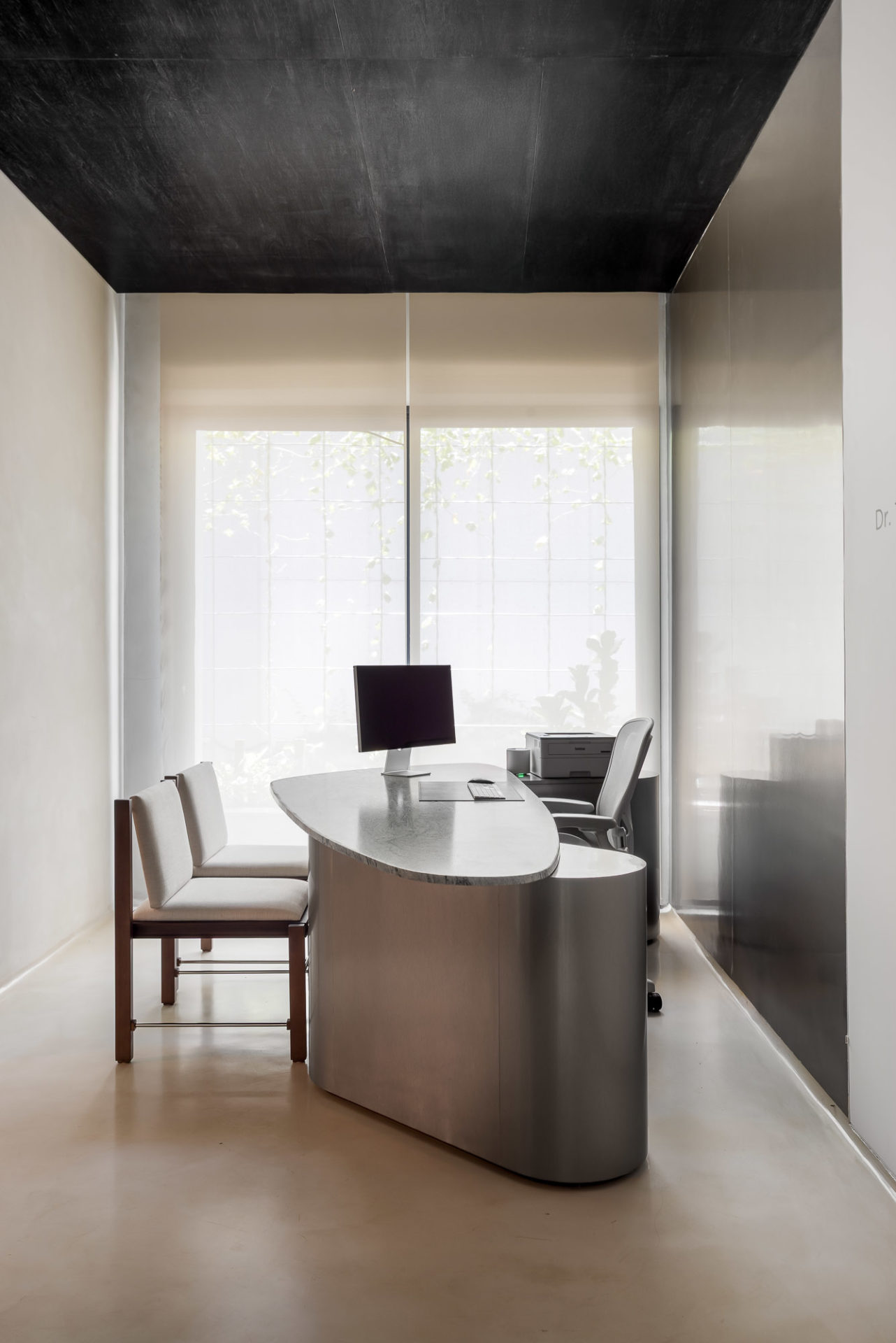 na foto mesa de consultório