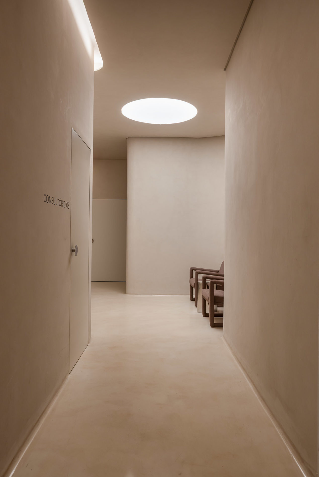 na foto corredor iluminado