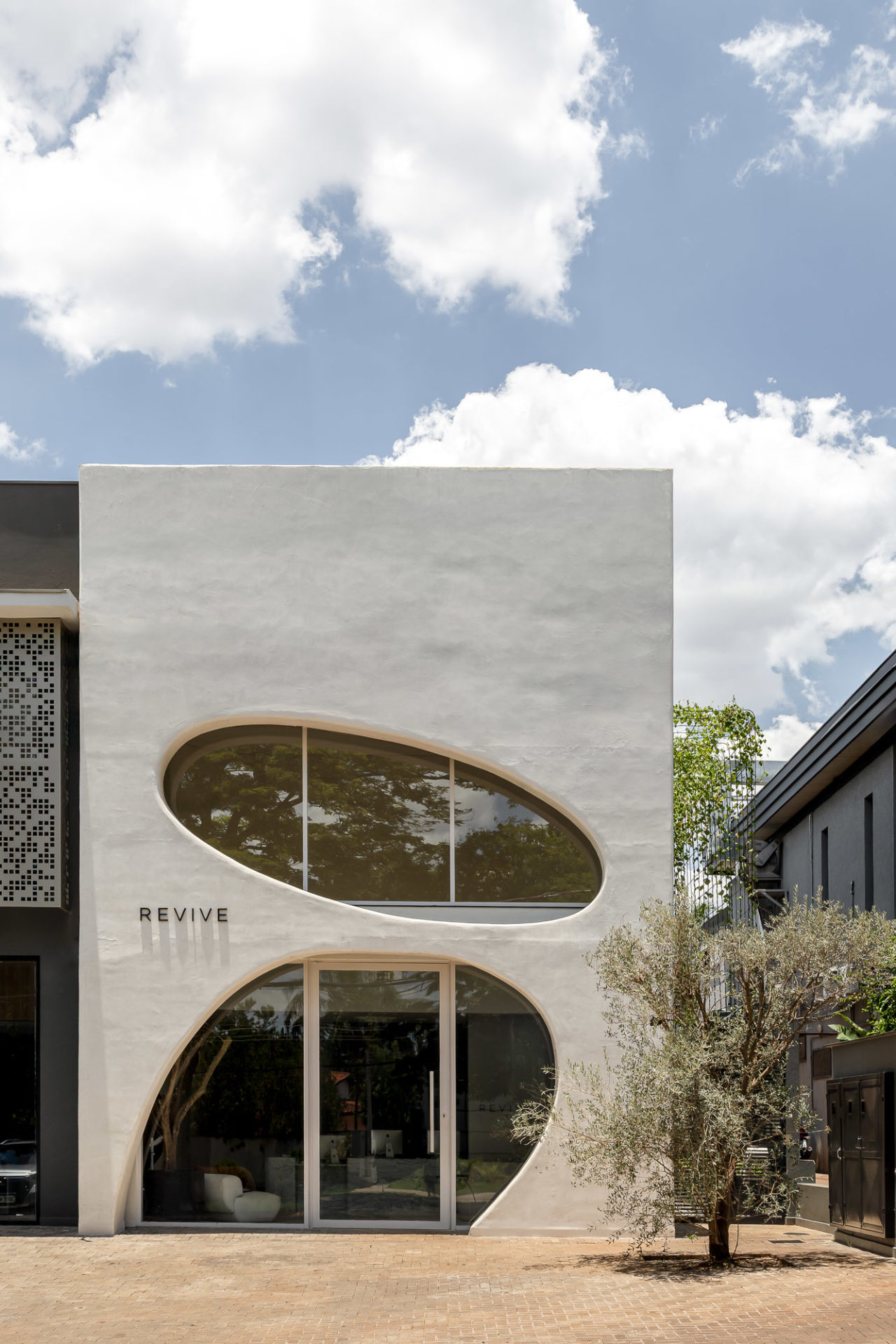 na foto fachada da Reviver Clinic