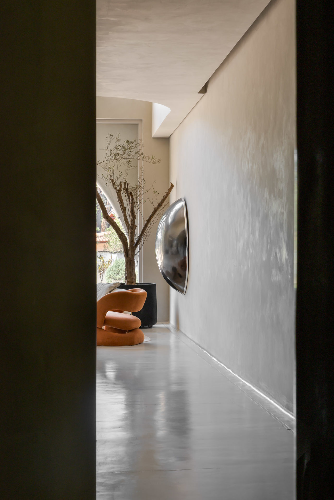 na foto sala de espera com poltrona de couro e poltrona