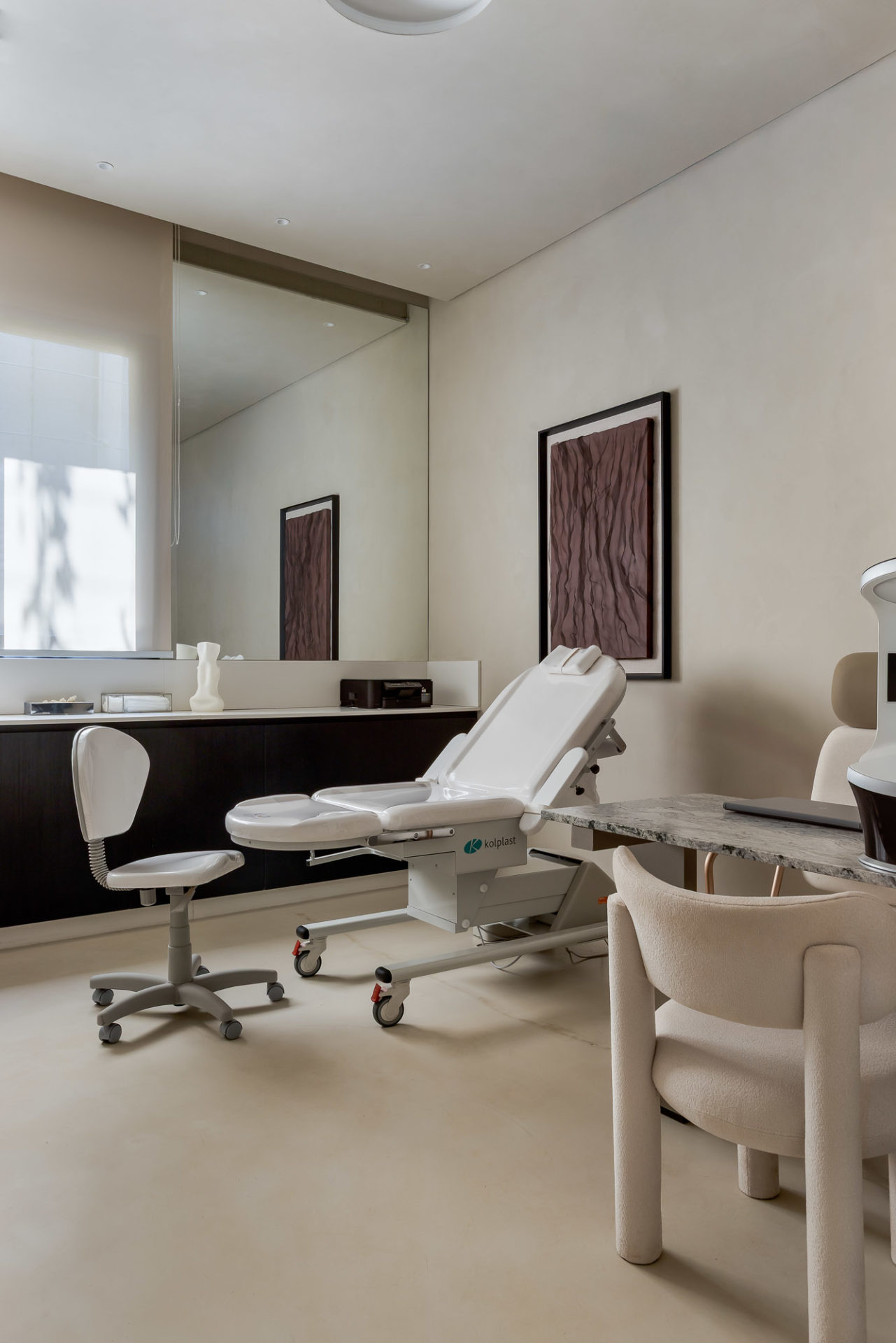 na foto consultório todo branco