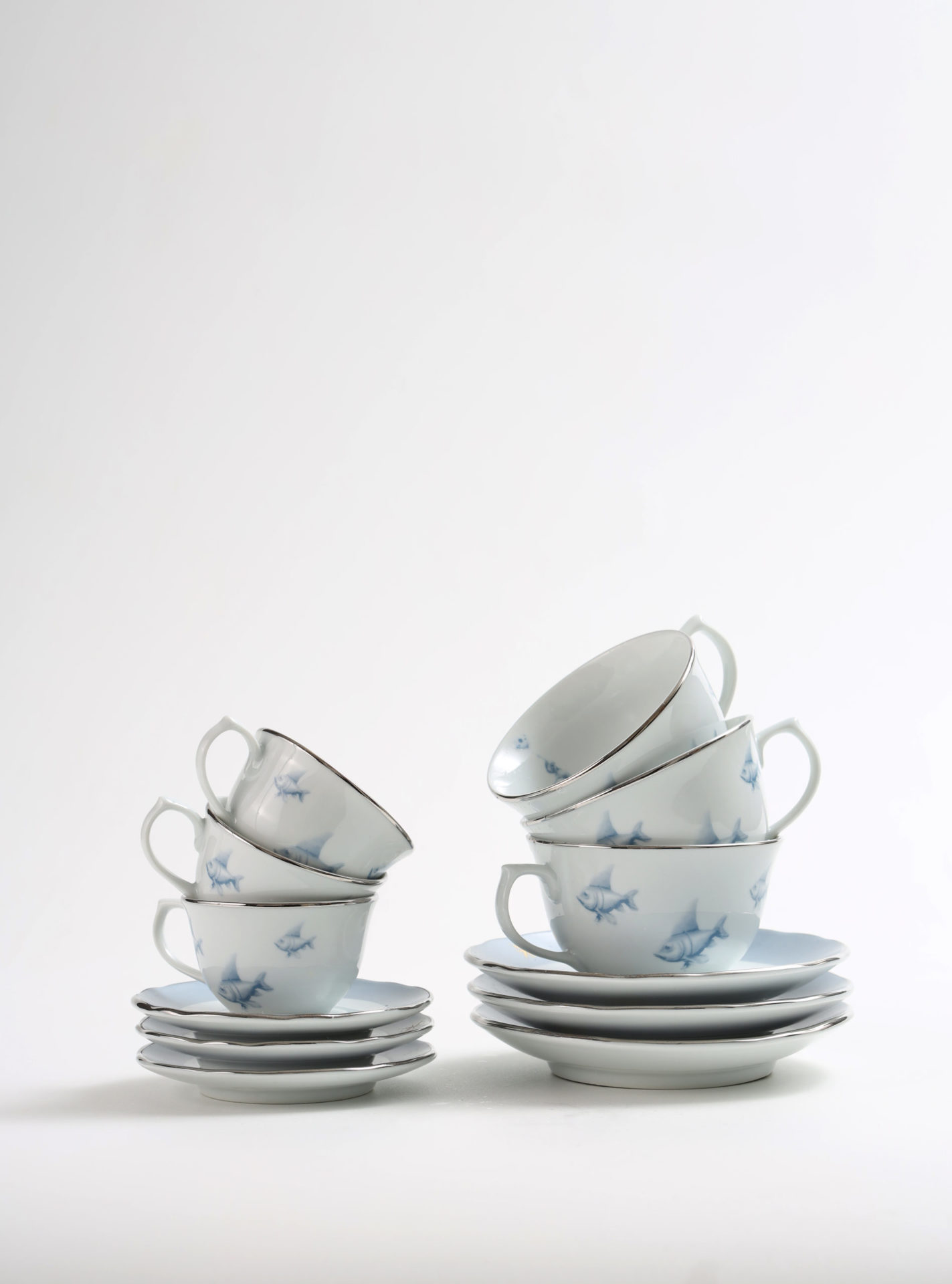 na foto xícaras brancas empilhadas