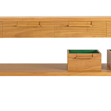 na foto aparador em madeira