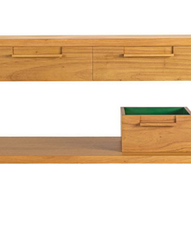 na foto aparador em madeira