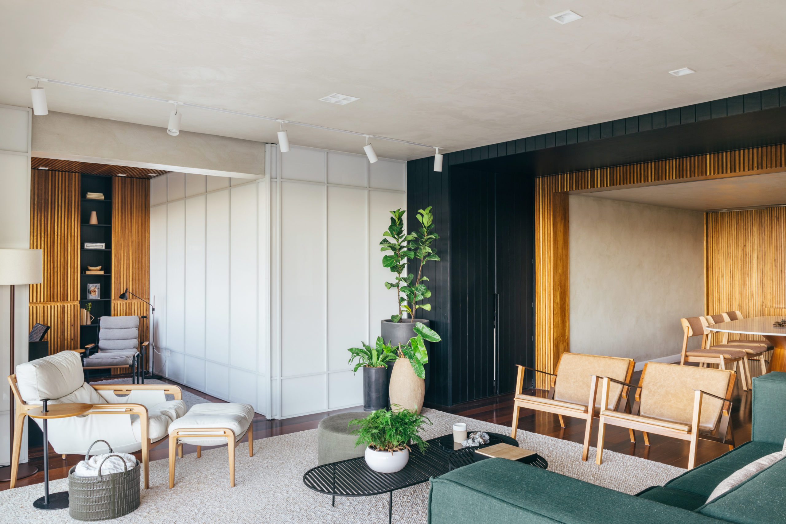 na foto sala de estar com pórtico e escritório