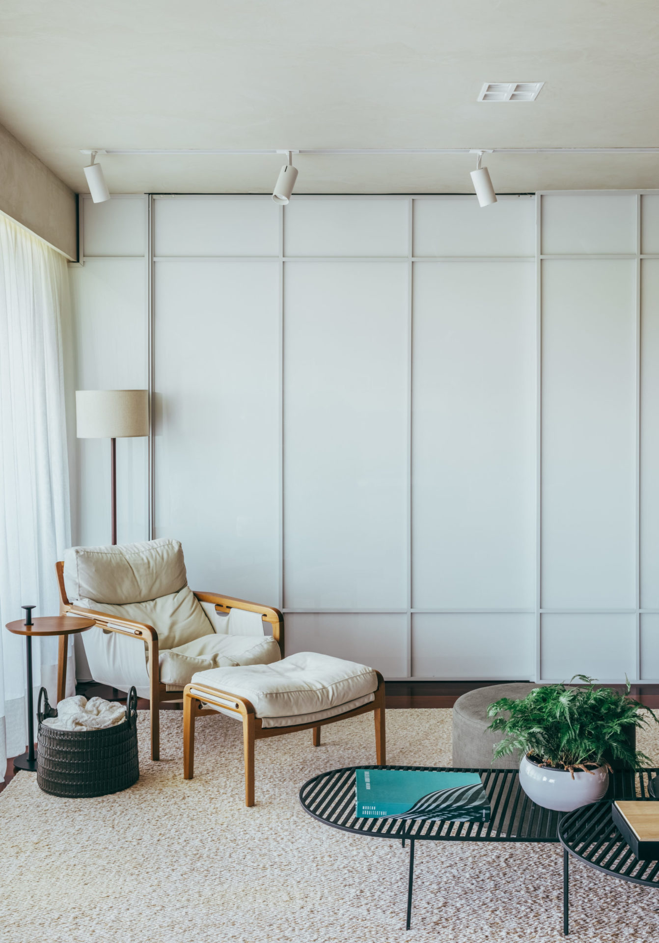 na foto sala com chaise com banqueta Alice, de Aristeu Pires