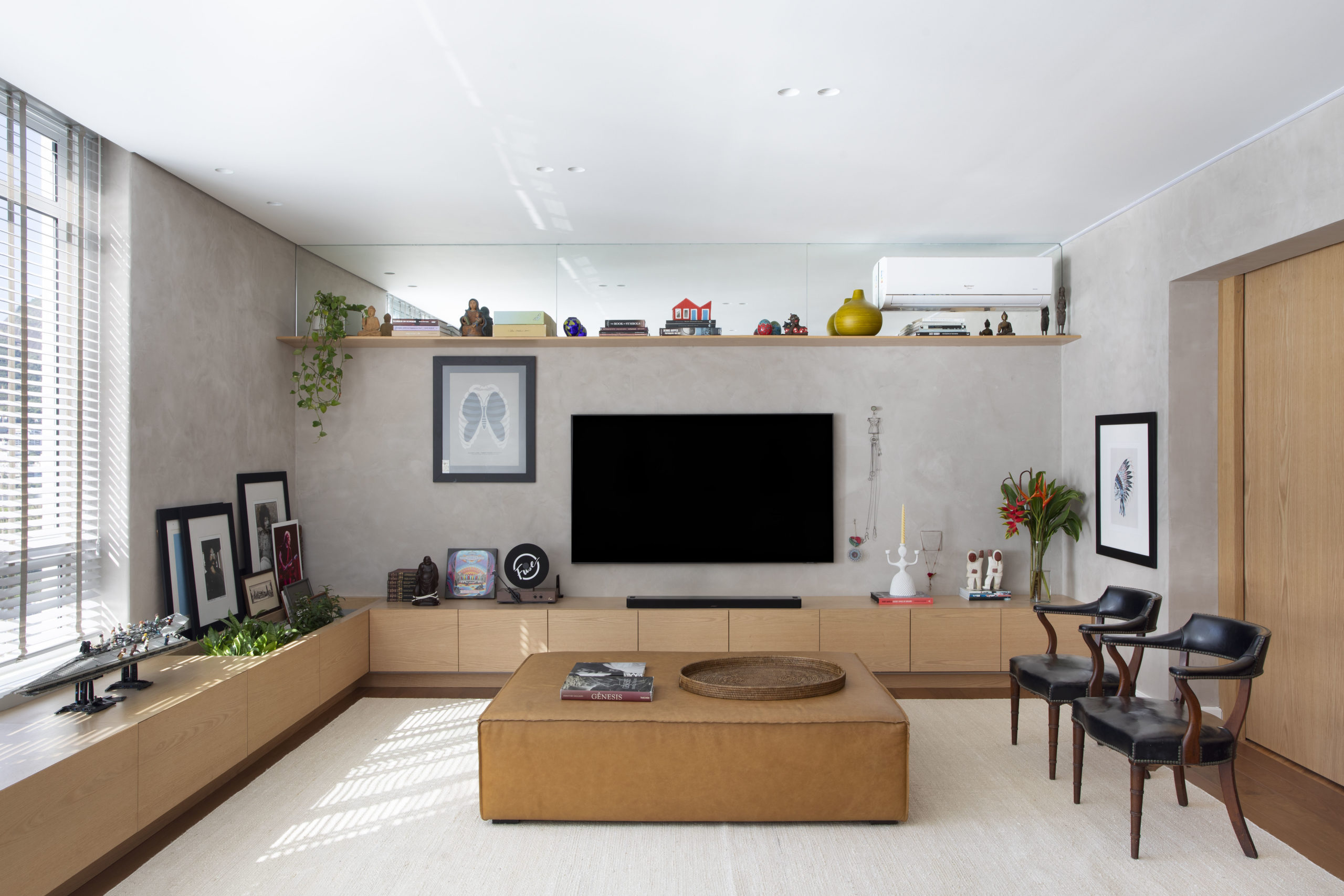 na foto sala de TV com textura cinza de tecnocimento na parede