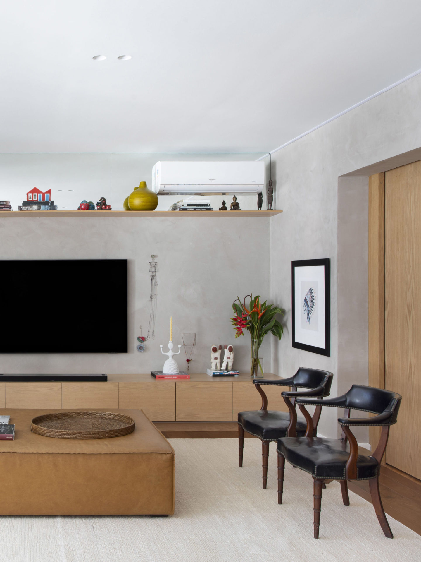 na foto cadeiras de época em couro preto da sala de TV