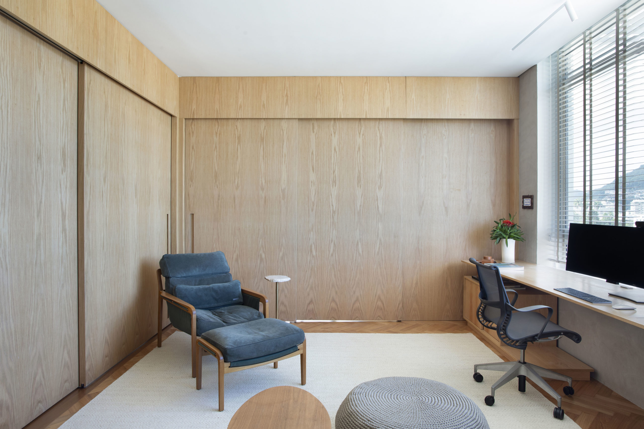 na foto escritório com portas que separam das salas