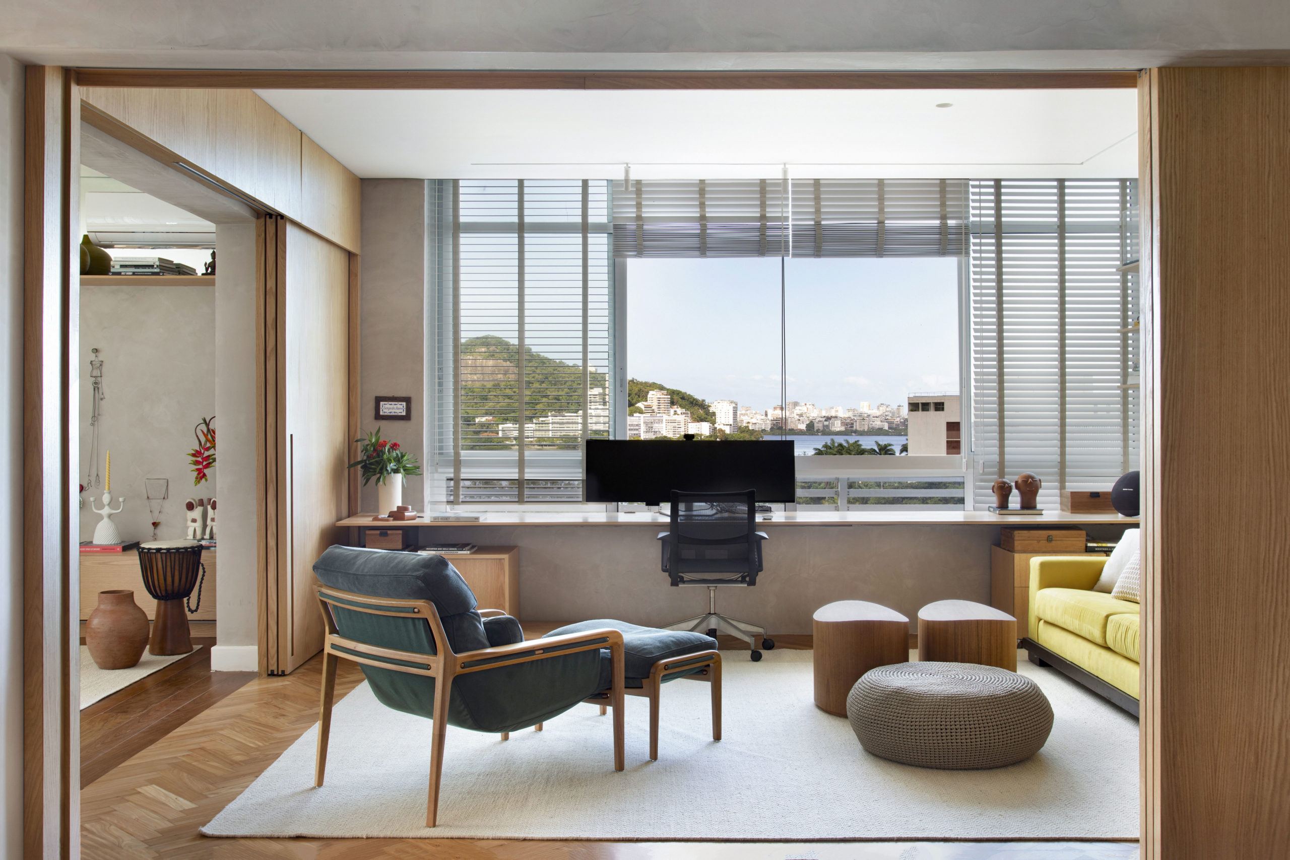 na foto escritório integrado à sala