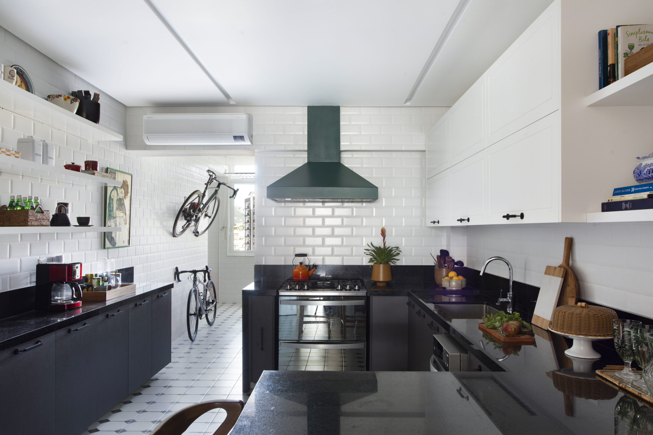 cozinha com bicicletas penduradas na parede da área