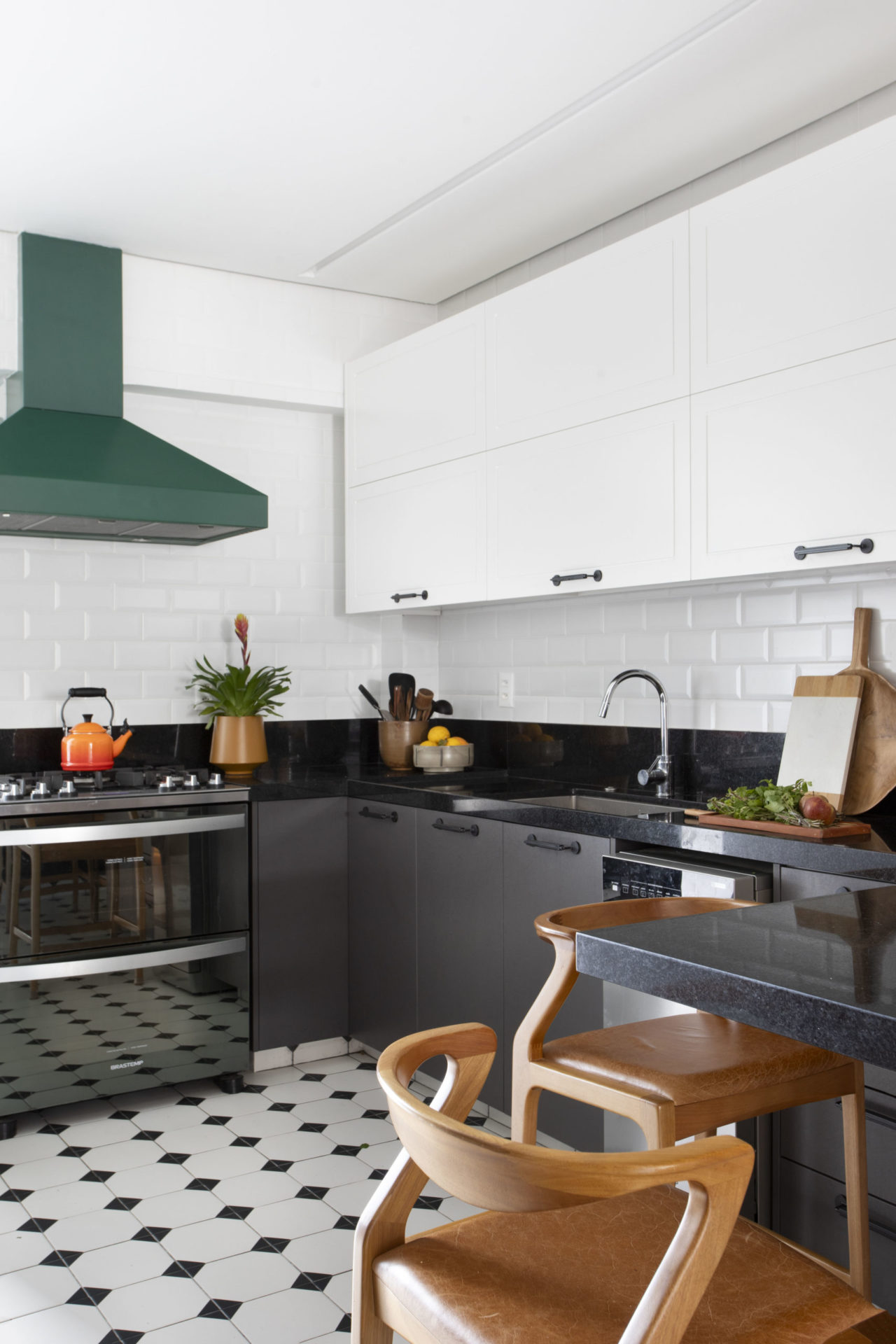 na foto cozinha com coifa verde que assume protagonismo como elemento decorativo