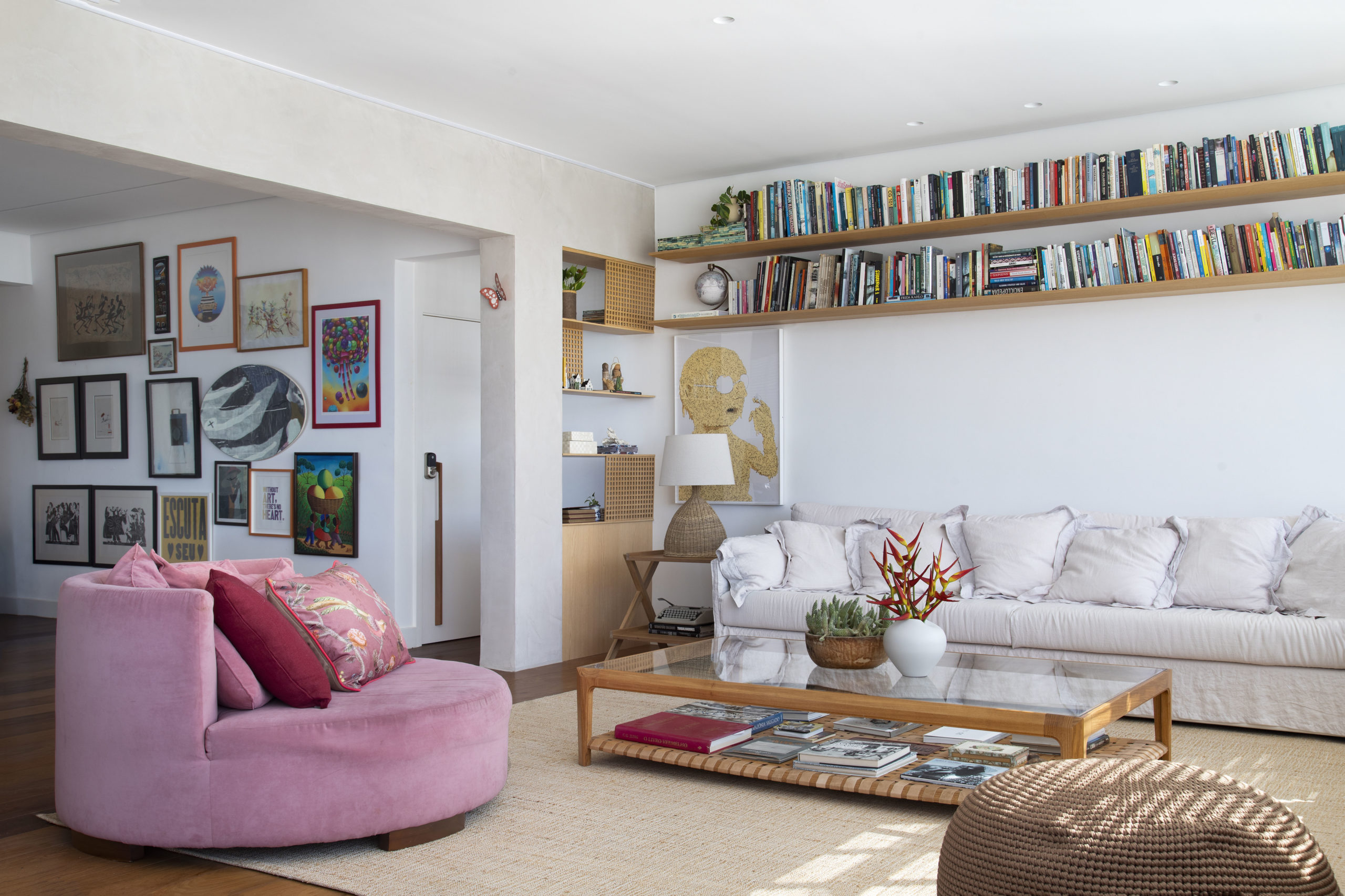 Reforma em apartamento de 211 m² destaca acervo afetivo no Rio