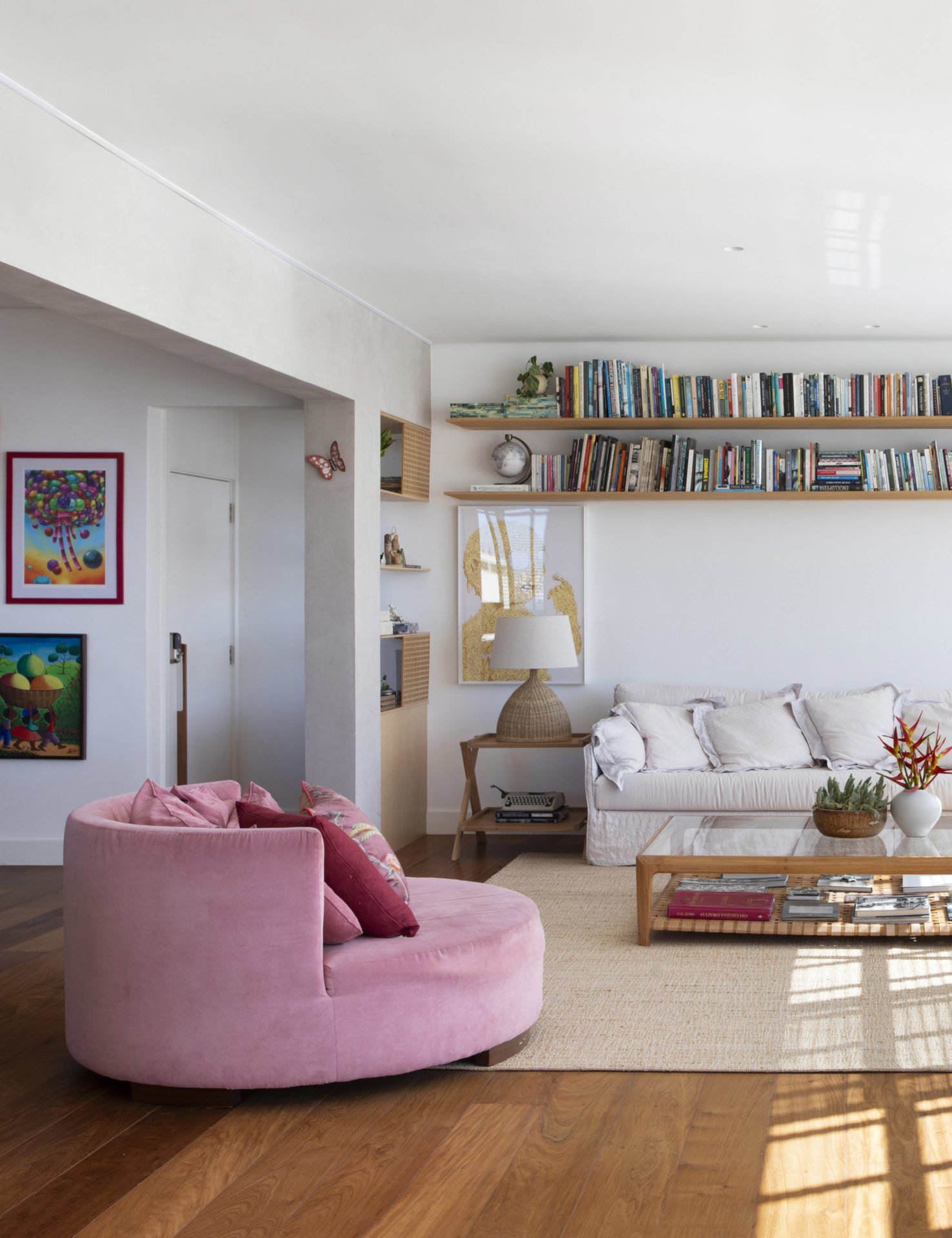 na foto sala com poltrona redonda rosa