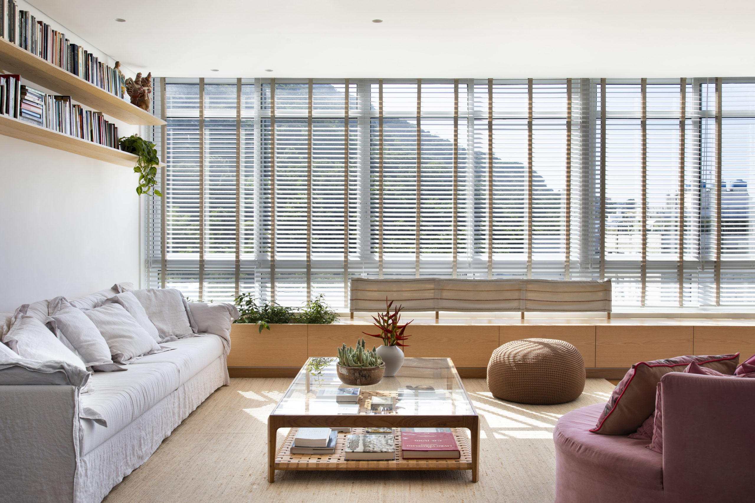 na foto sala de estar com aparador e sofá branco