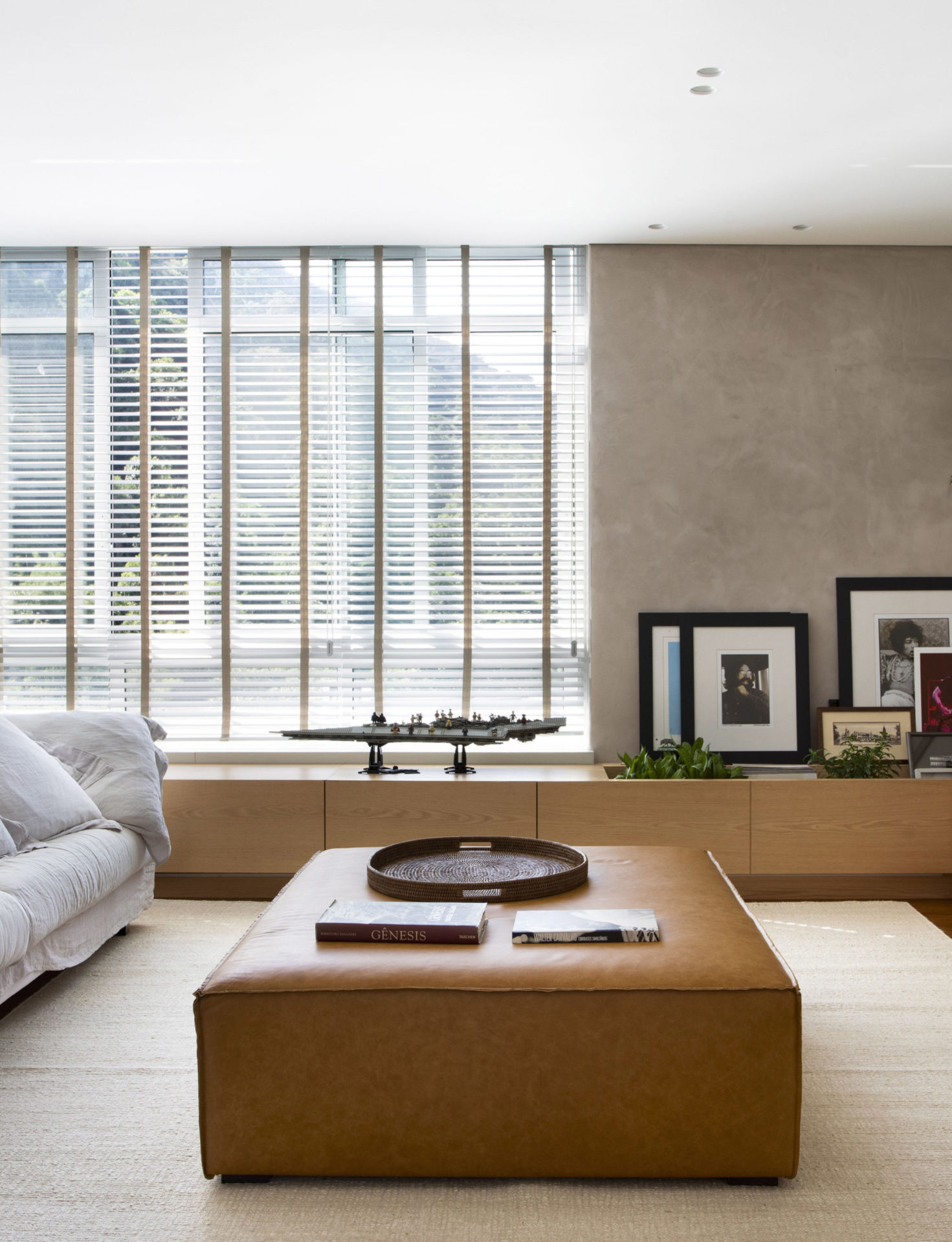 na foto sala com persianas nas janelas e parede com textura cinza de tecnocimento