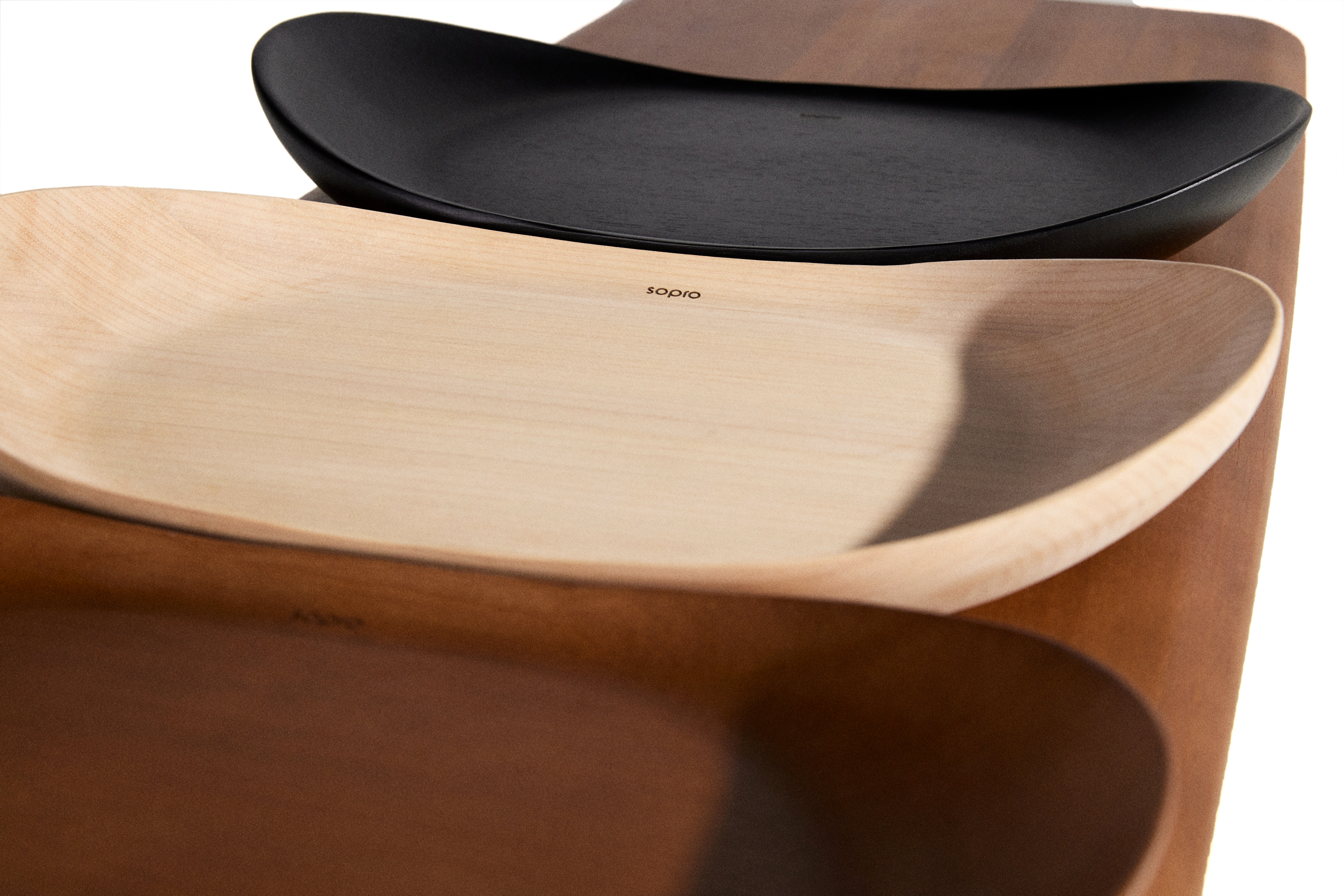 na foto bandejas nas cores cruas, marrom e preta